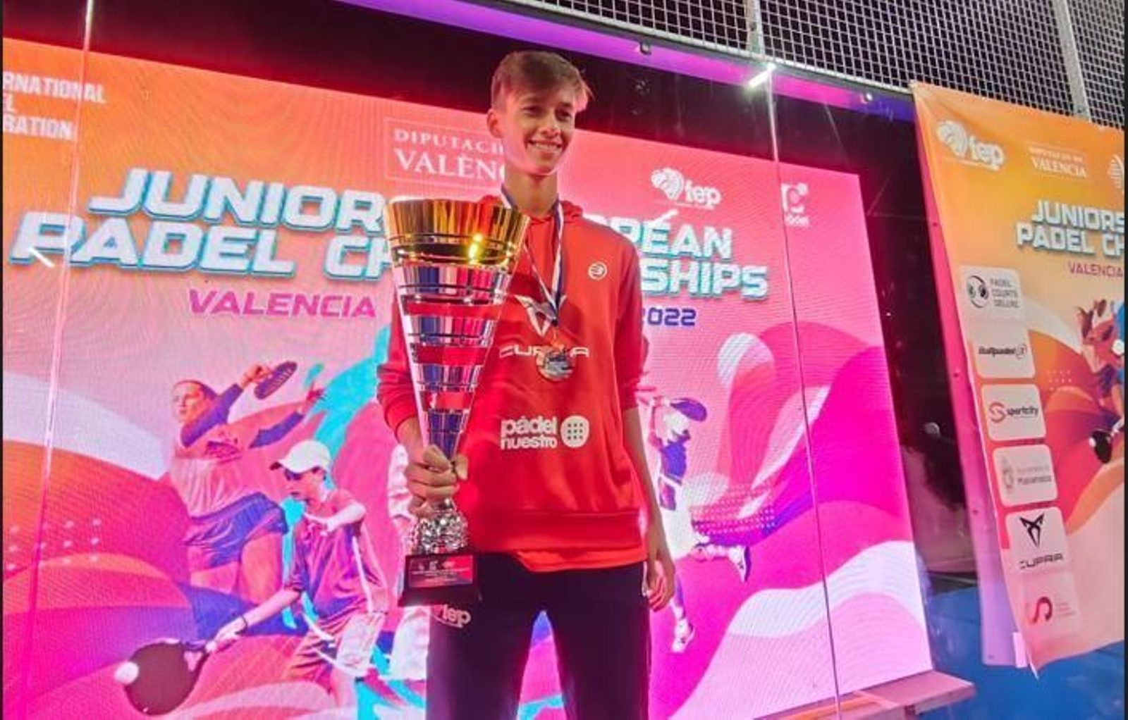 El linense David García, con la medalla y el trofeo de campeón