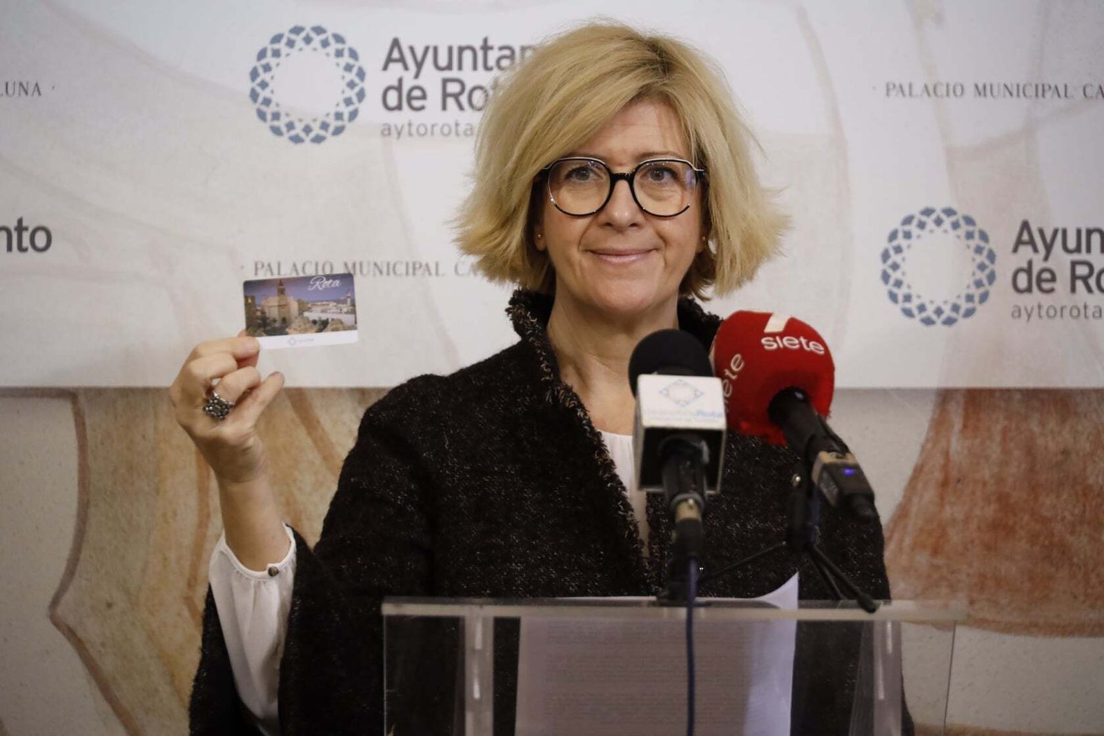 La concejala de Turismo, Esther García, en la presentación de la oferta que Rota llevará a Fitur 2022.