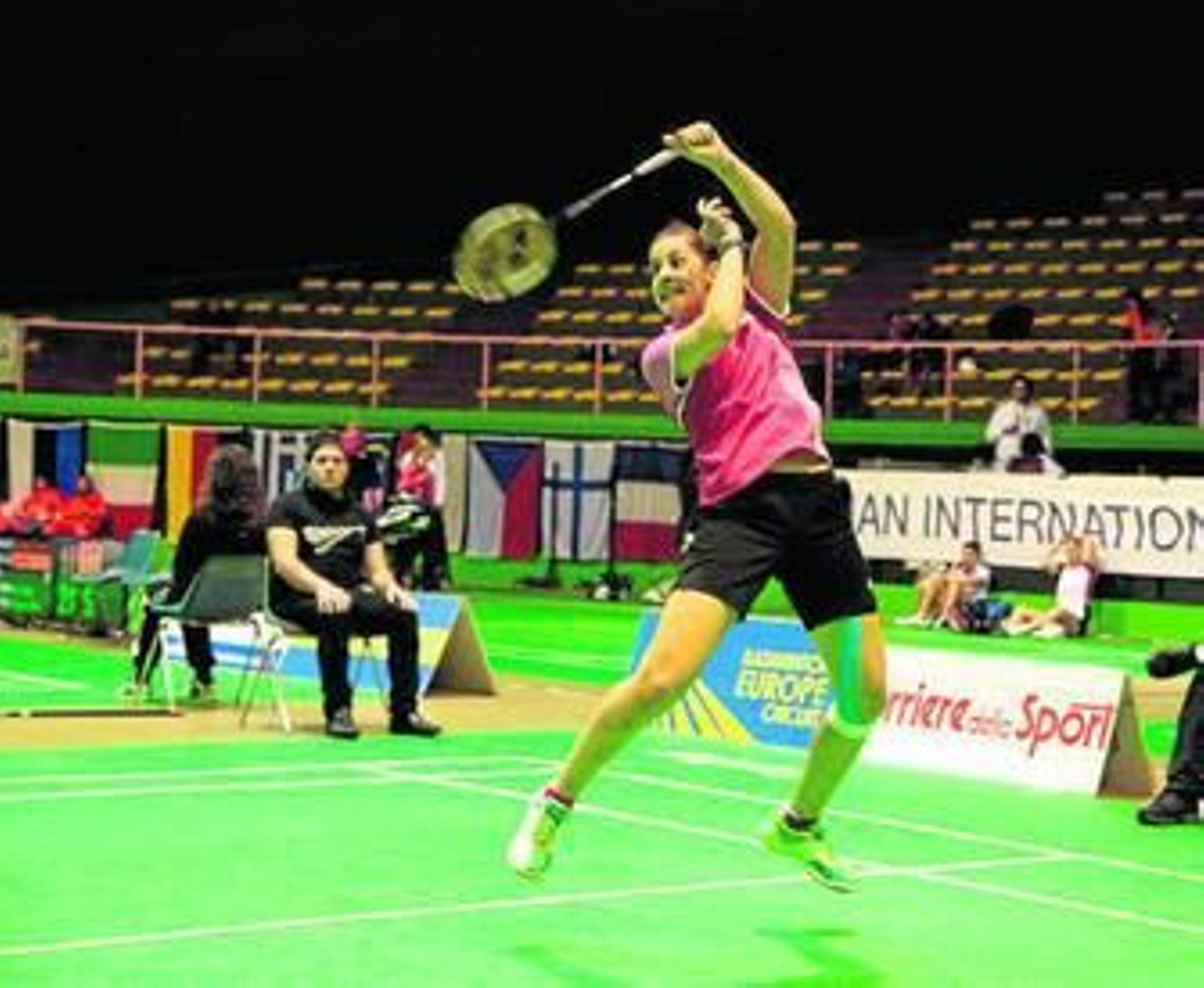 Carolina Marín realiza un acrobático remate en un partido.
