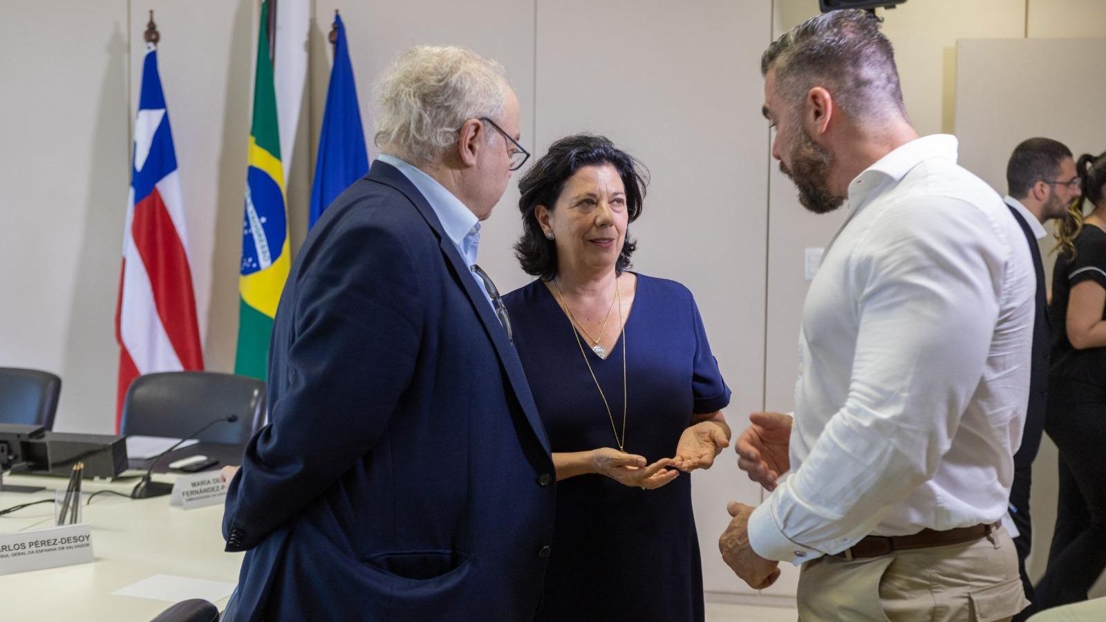 Daniel Gallego Arcas (derecha) conversa con la embajadora y con el cónsul general.