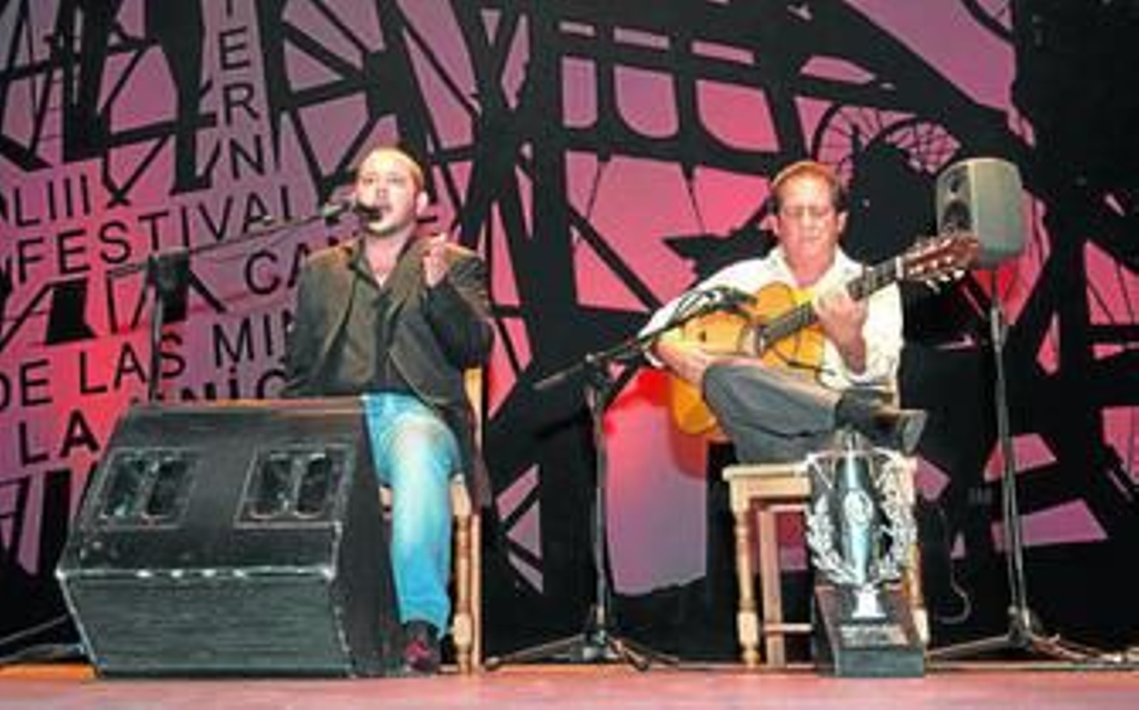 El cantaor Jeromo Segura, la noche que obtuvo la LIII Lámpara Minera, con Rosendo Fernández.