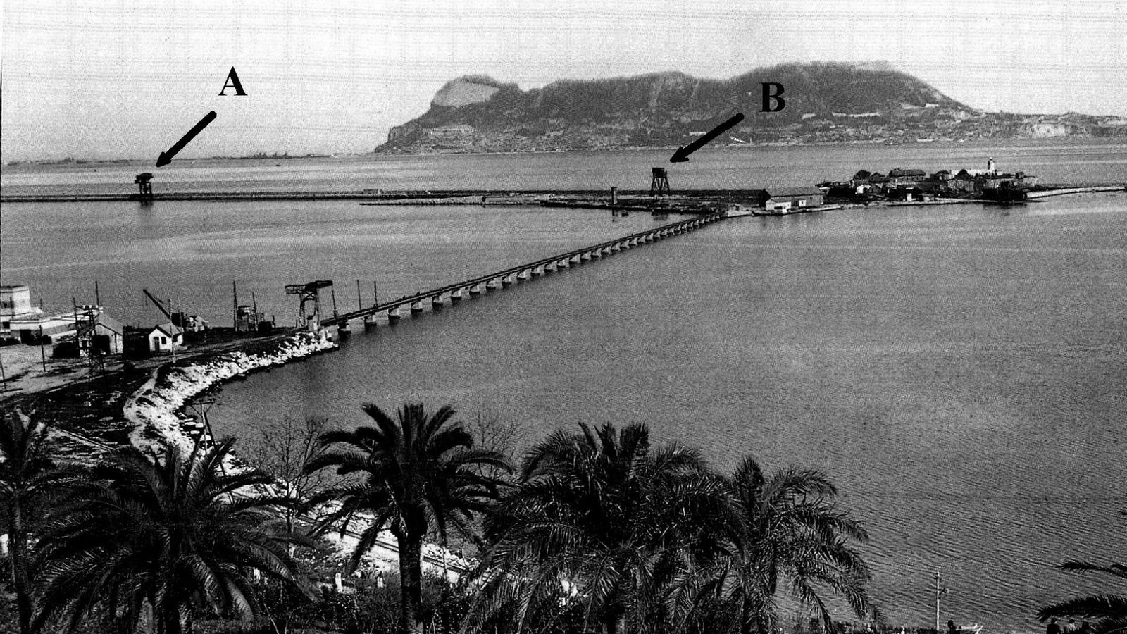 El Titán (A) y el Goliat (B) abandonados en el Dique Norte en el año 1948 (Archivo de la A.P.B.A.).