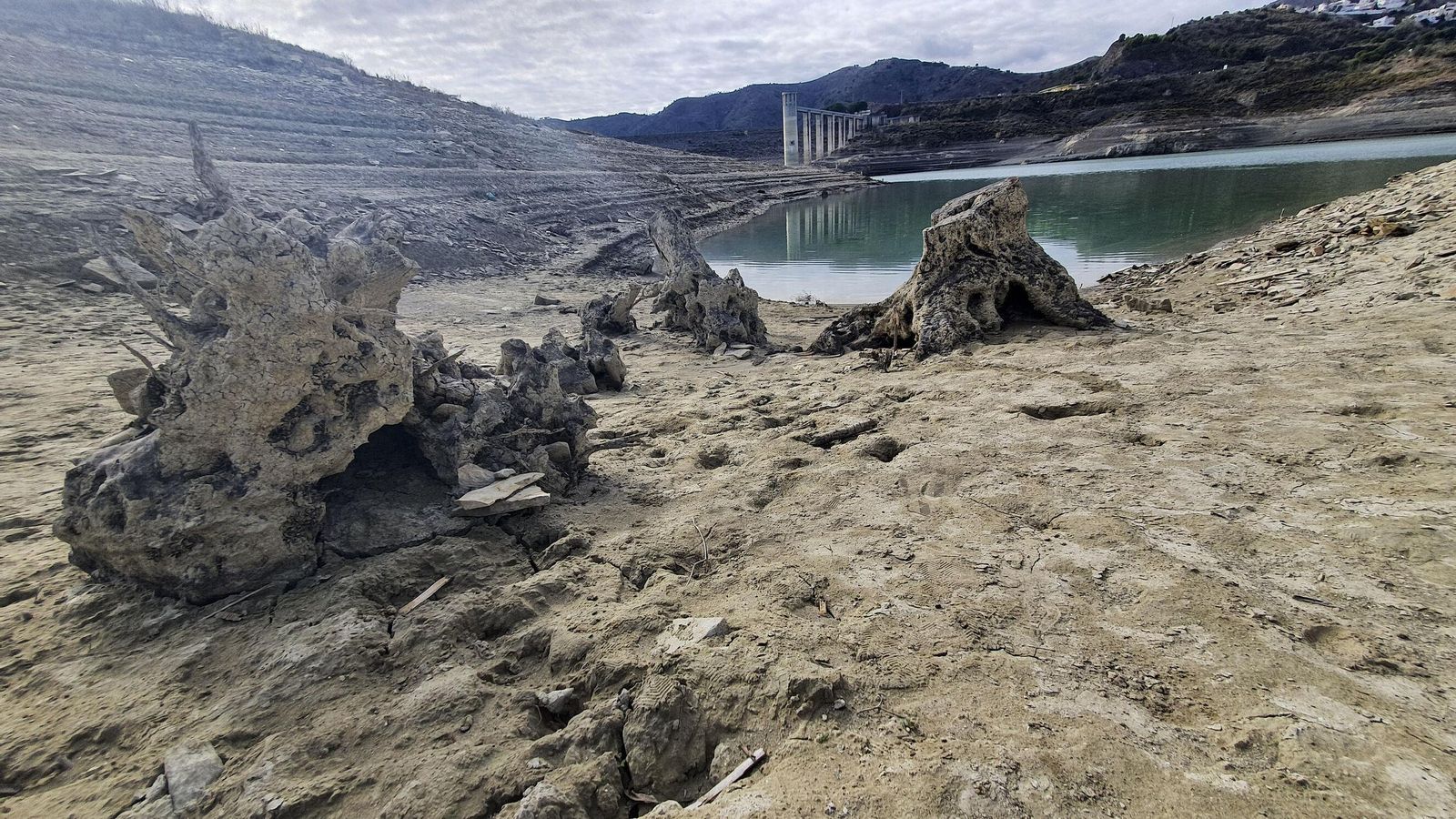 El estado del embalse de La Viñuela en enero de 2022. El estado del embalse de La Viñuela en enero de 2022.