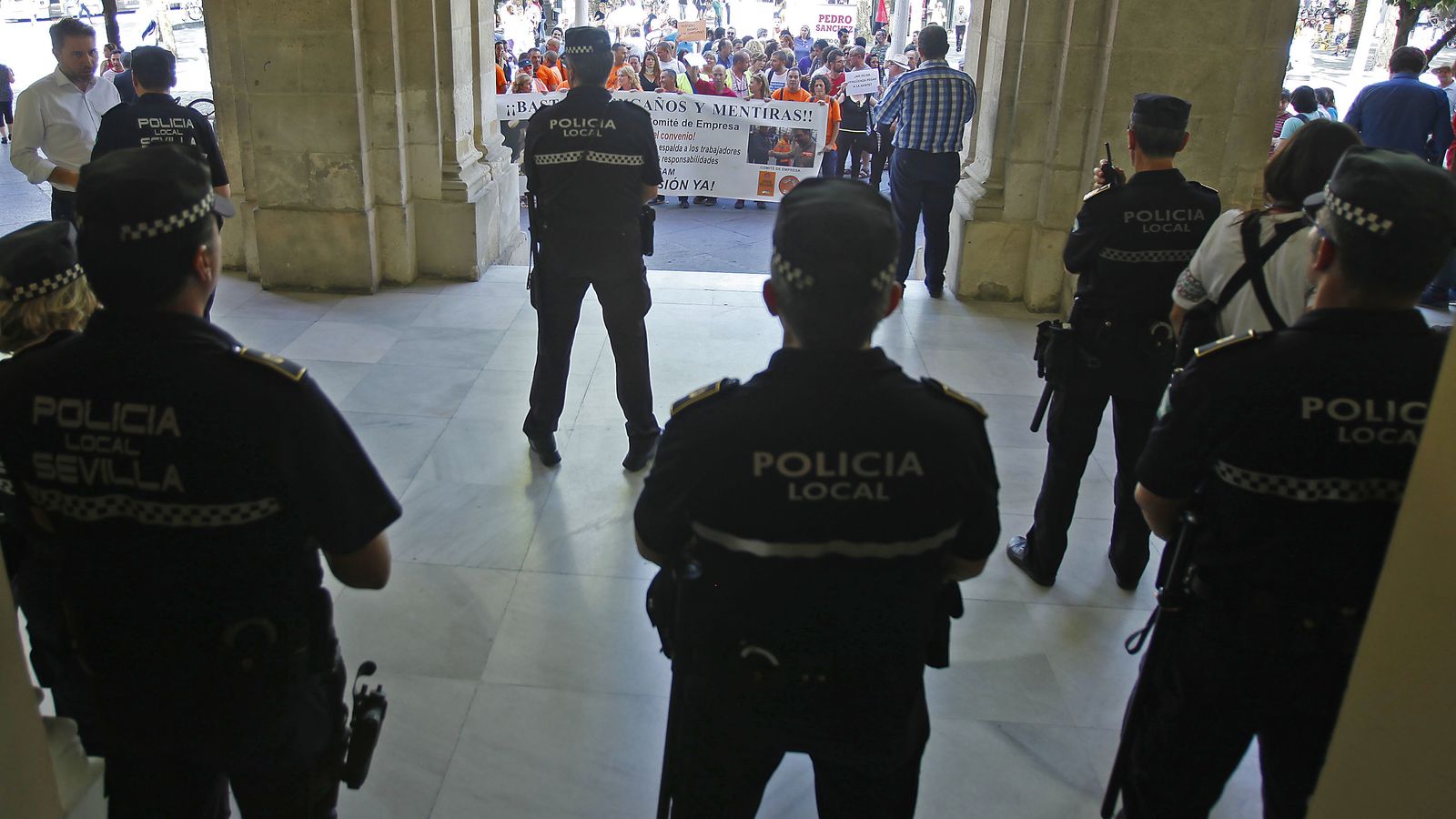 Policías locales, en el Consistorio, con la protesta de los eventuales de Lipasam de fondo.