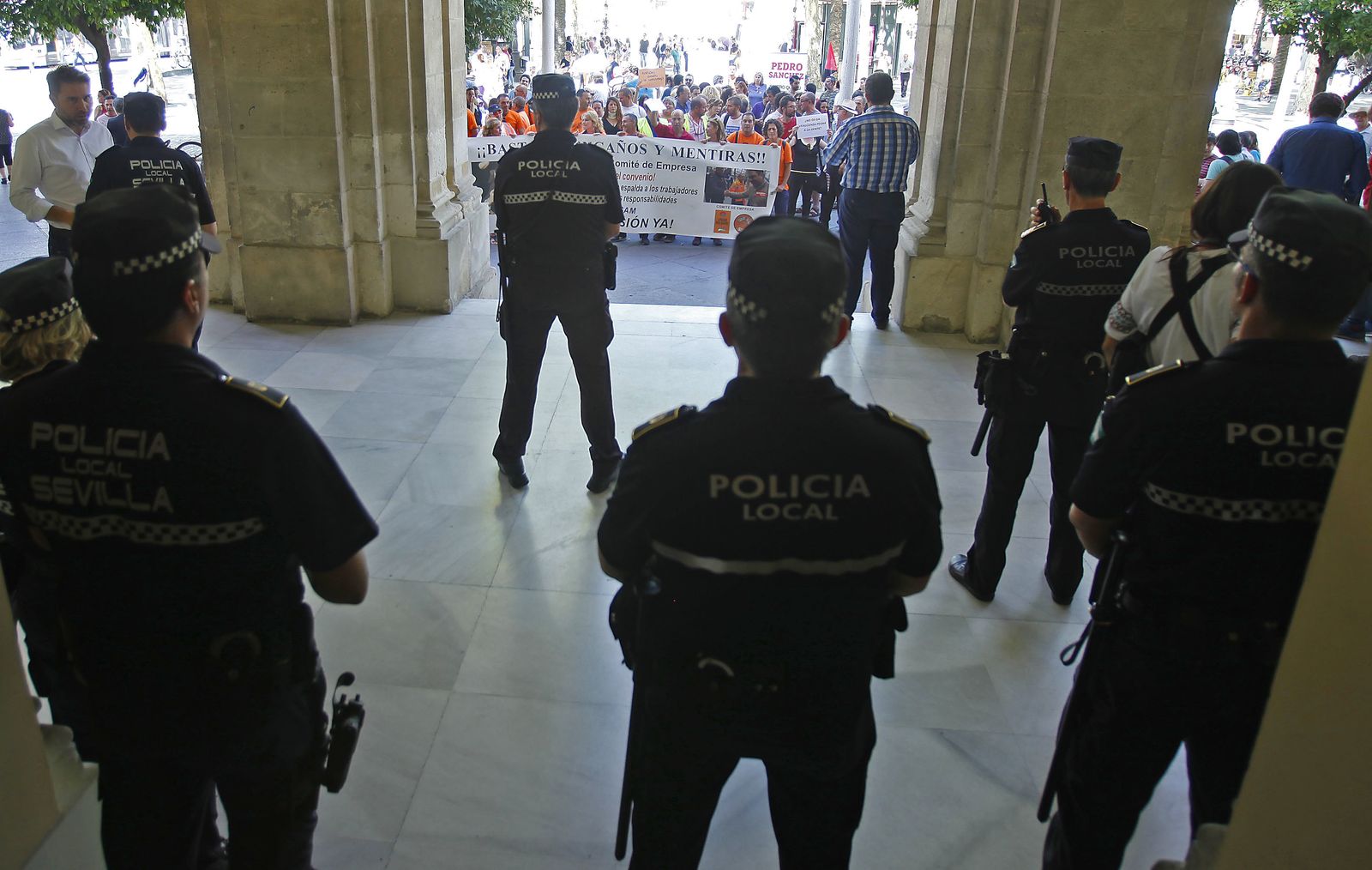 Policías locales, en el Consistorios, con la protesta de los eventuales de Lipasam de fondo.