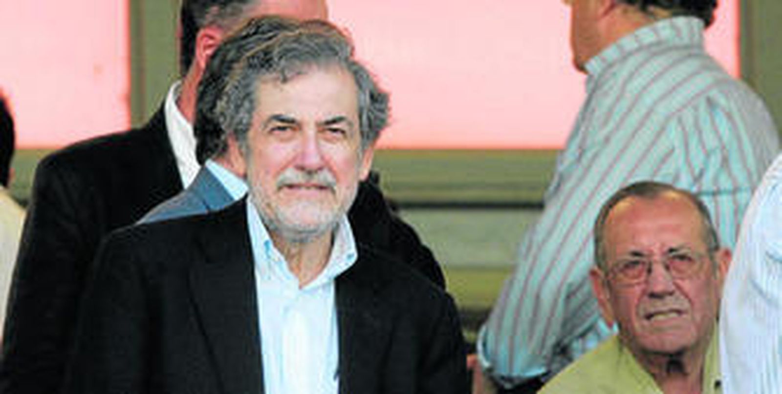 José Miguel Salinas aguarda el comienzo del encuentro de ayer en el palco con el presidente de honor Rafael Campanero de fondo.