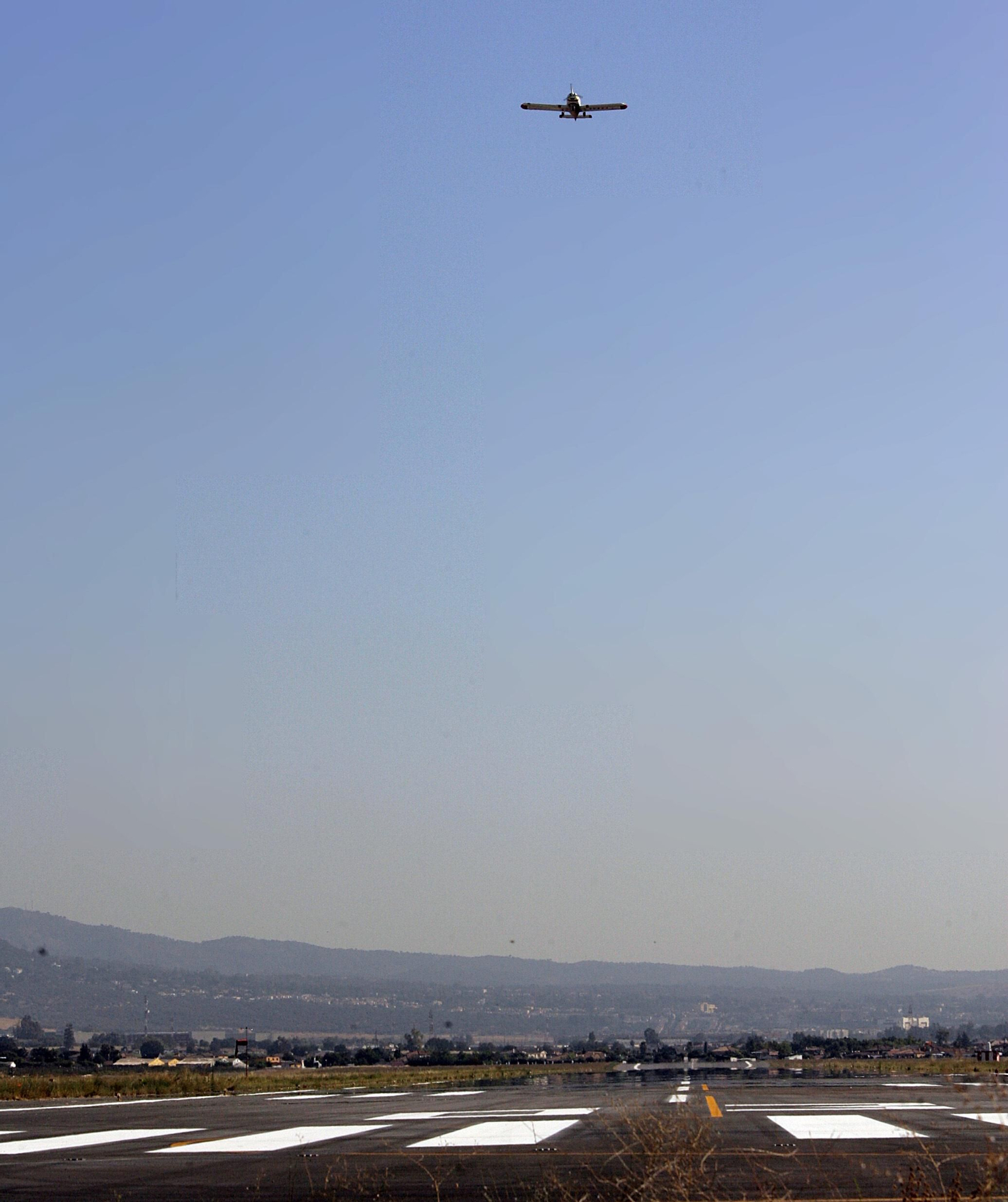 Un avión despega desde el aeropuerto de Córdoba.