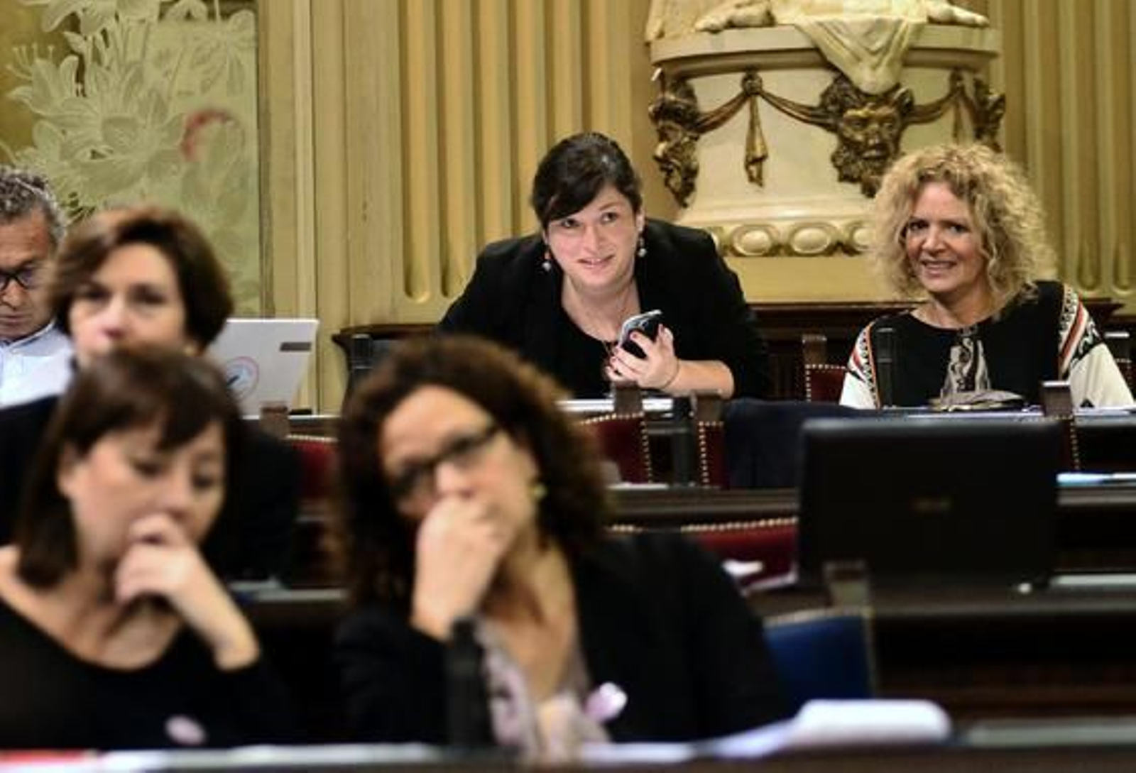 Una diputada del Parlamento balear se ha enterado de que le ha tocado un segundo premio en un pleno.

Foto: EFE