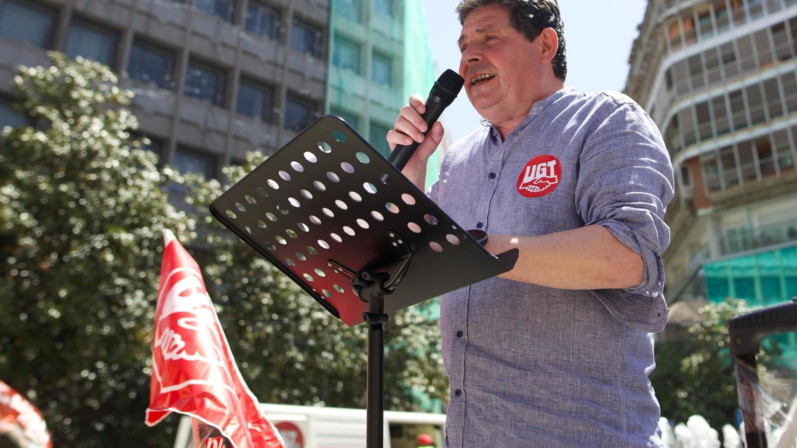El secretario general de UGT en la provincia, en las palabras de cierre de la manifestación. El secretario general de UGT en la provincia, en las palabras de cierre de la manifestación.