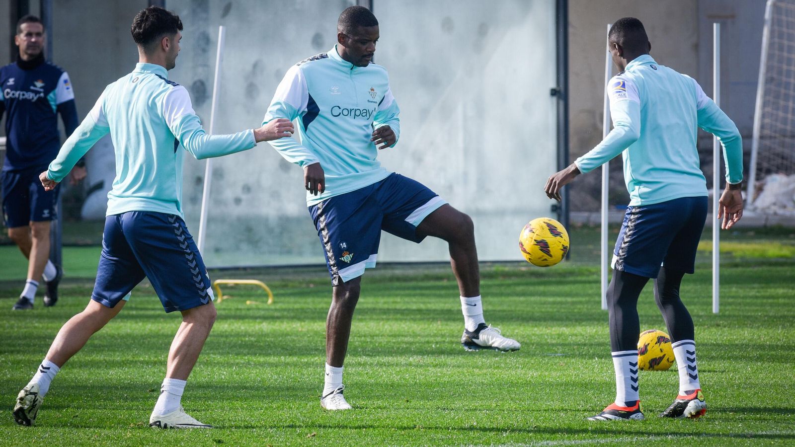 William Carvalho toca el balón durante un entrenamiento.