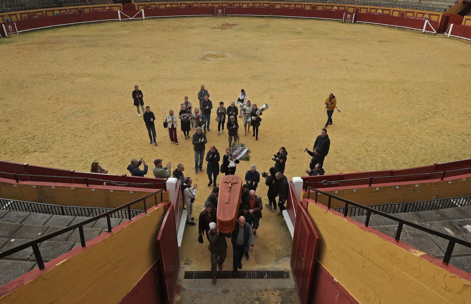 El último adiós al 'Niño de las Coles' en la plaza de toros de Las Palomas, en imágenes