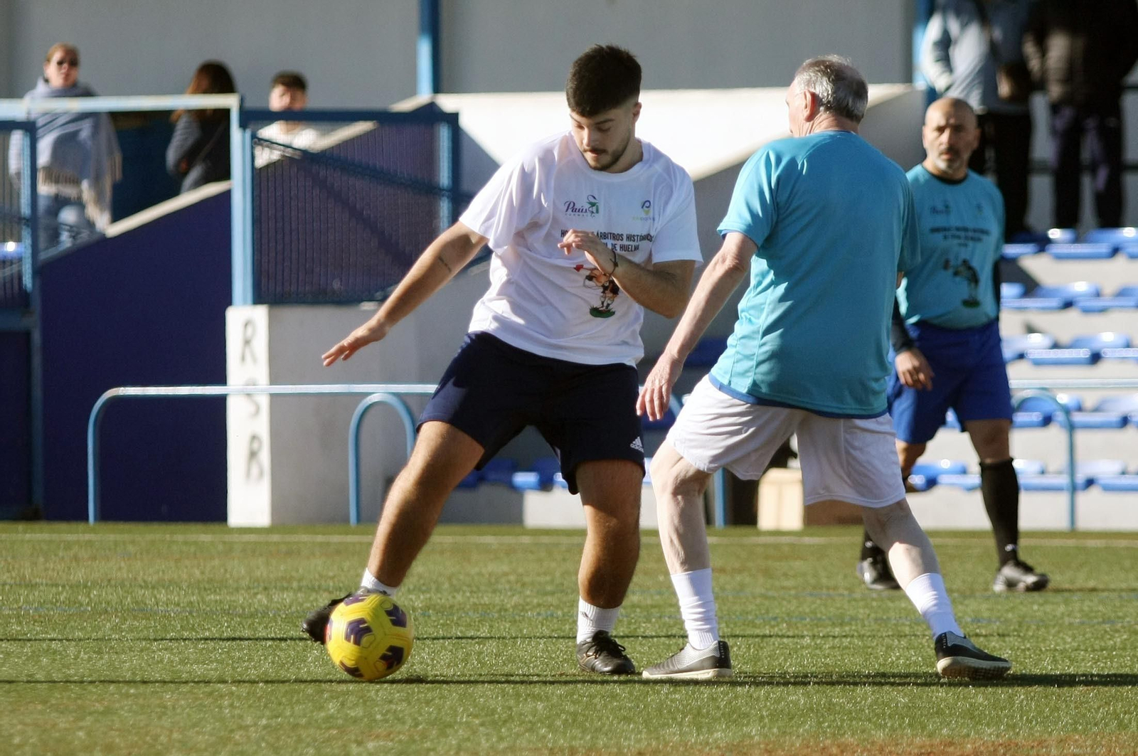 Imágenes del partido homenaje a los árbitros históricos de fútbol de Huelva