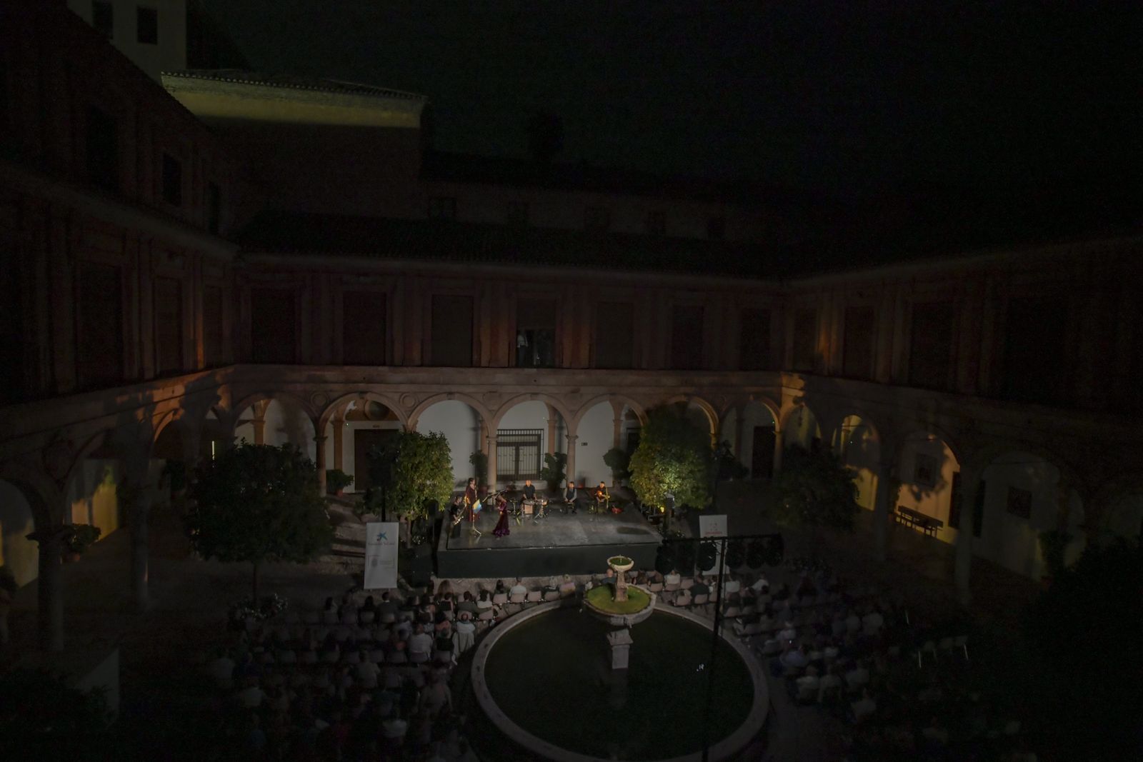 El flamenco de Fuensanta La Moneta hace vibrar la Abadía del Sacromonte: las mejores imágenes