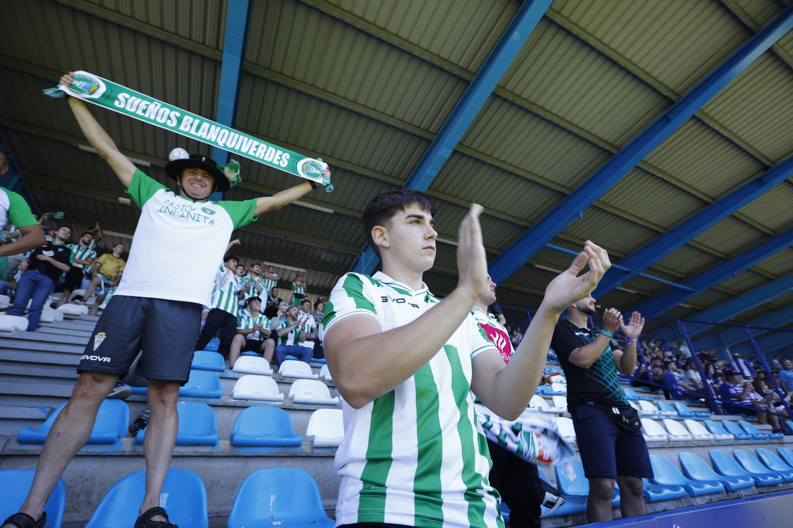Las mejores fotos de la afición del Córdoba CF en el partido ante la Ponferradina en El Toralín Las mejores fotos de la afición del Córdoba CF en el partido ante la Ponferradina en El Toralín