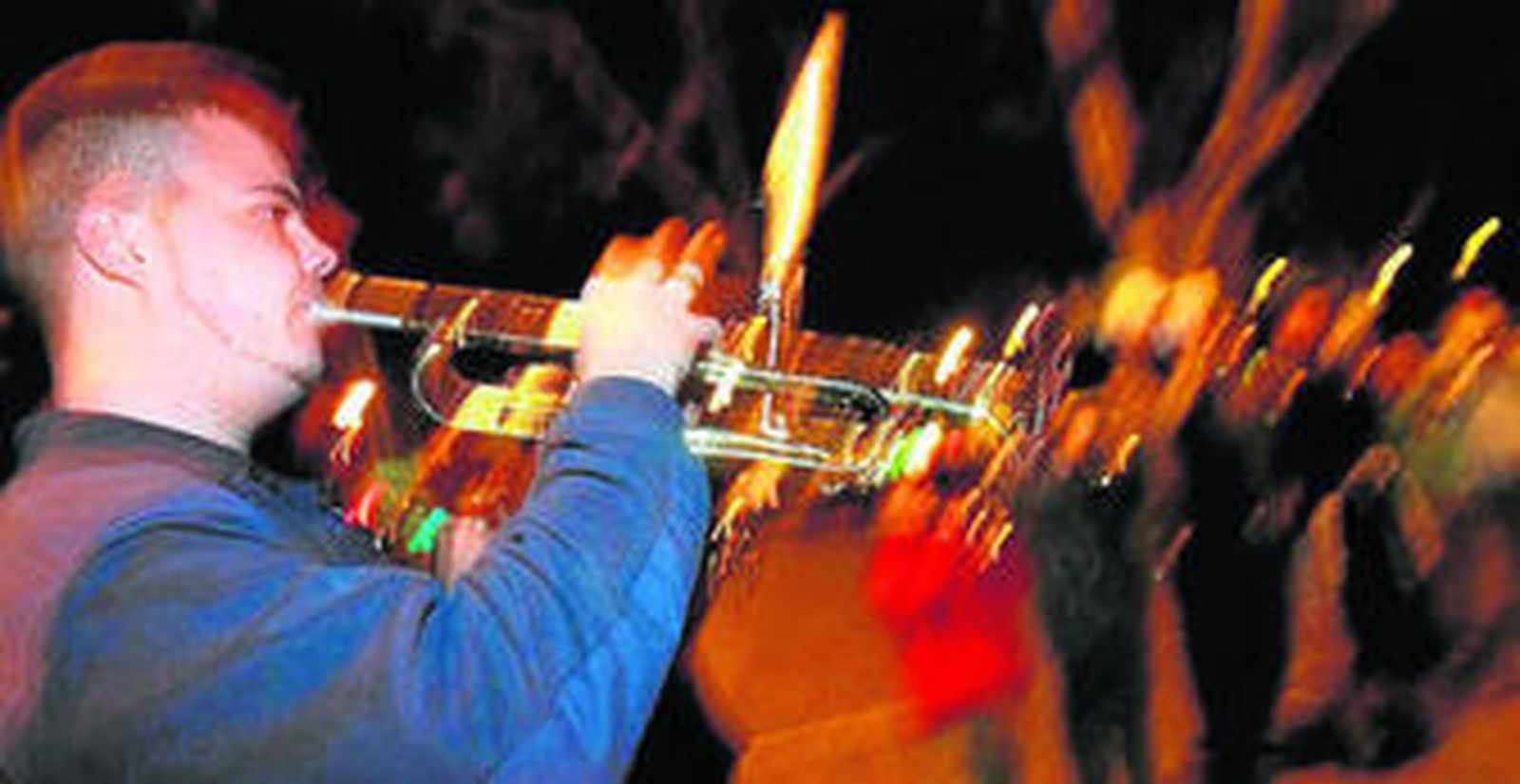 Un músico durante un ensayo de las bandas en la calle.