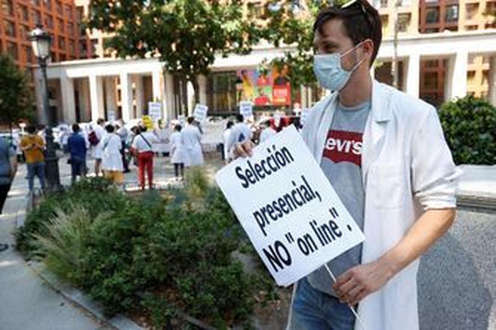 Manifestación ante el Ministerio de Sanidad por el proceso de selección.
