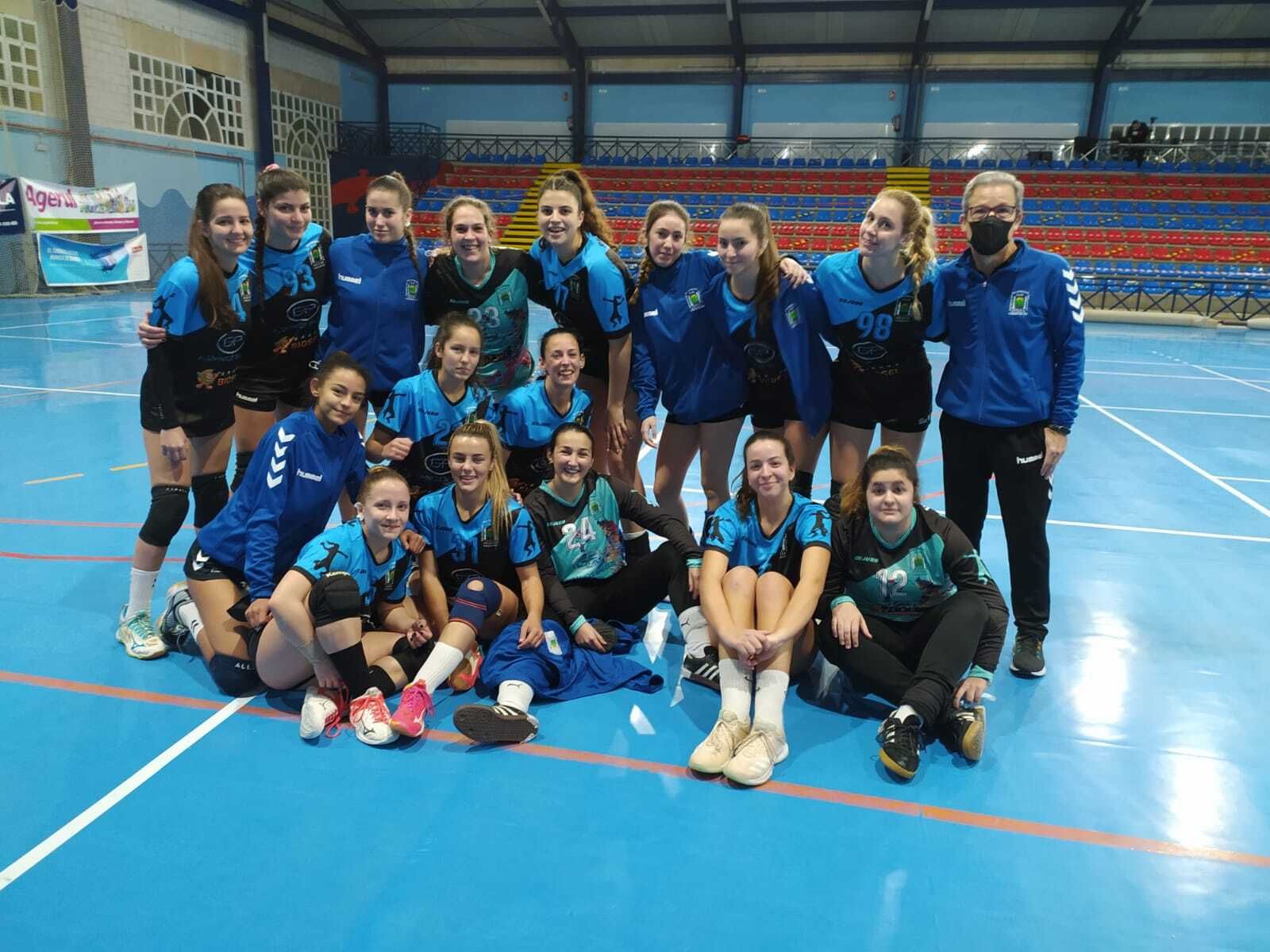 El equipo del BM Solúcar posa antes de un partido.