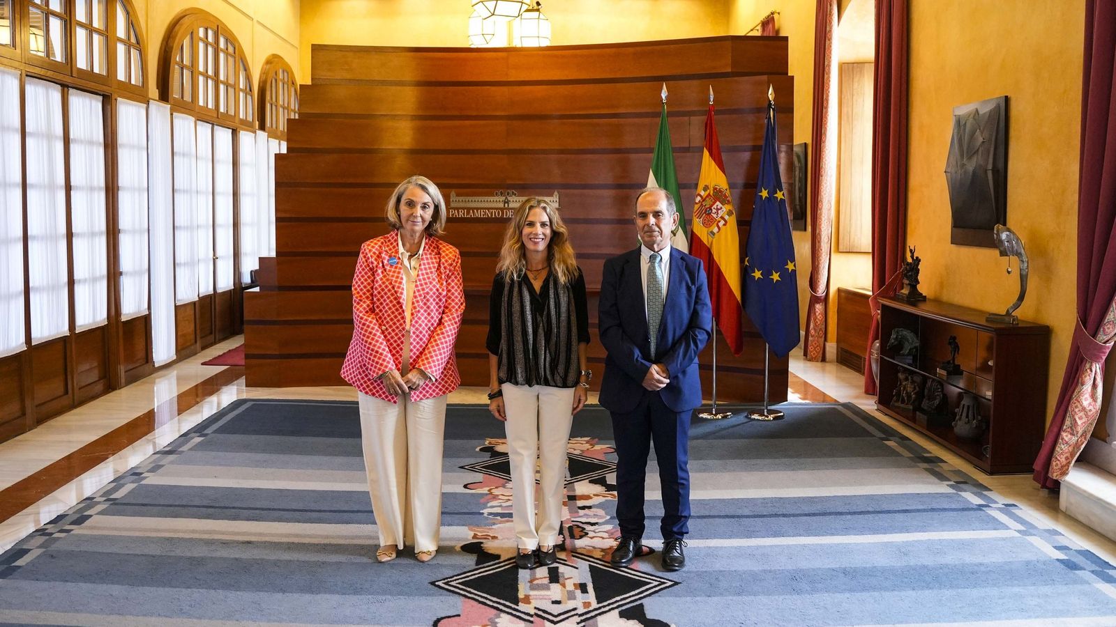 María Ángeles Espinosa, Ana Mestre y José Sánchez, este jueves en el Parlamento.