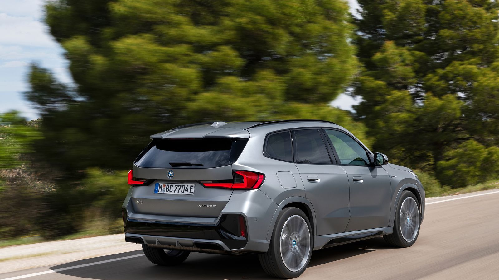 Los híbridos enchufables también aportan la etiqueta Cero y una autonomía ya próxima a los 100 km.