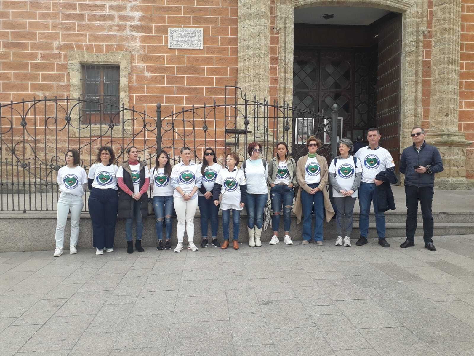 Minuto de silencio de Nuestro corazón por bandera por los guardias civiles fallecidos en Los Palacios.
