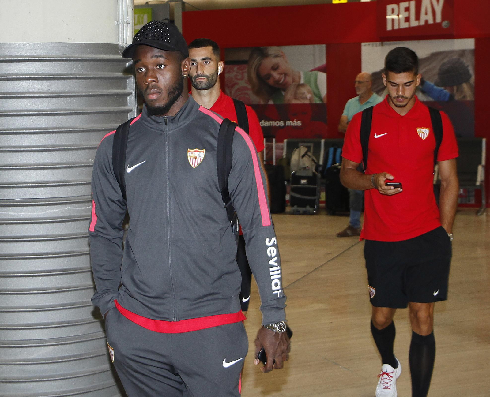 Gnagnon, con Gonalons y Andre Silva en segundo plano en San Pablo.