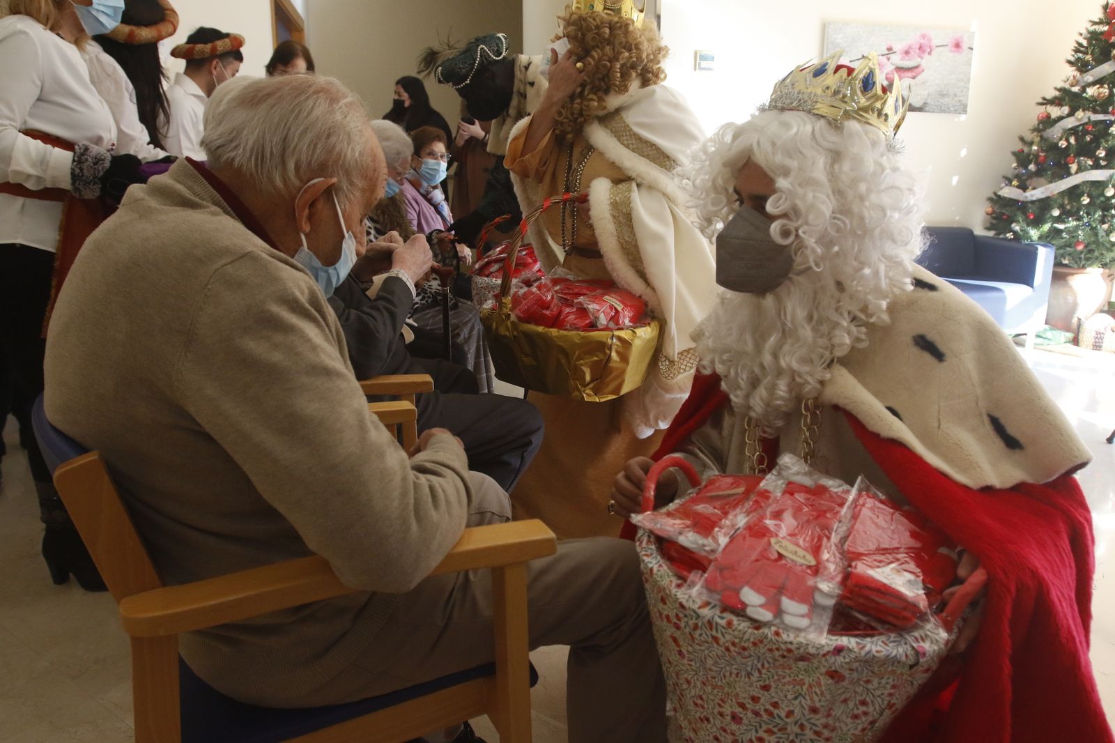 La visita de los Reyes Magos a la asociación San Rafael de Alzheimer de Córdoba, en imágenes