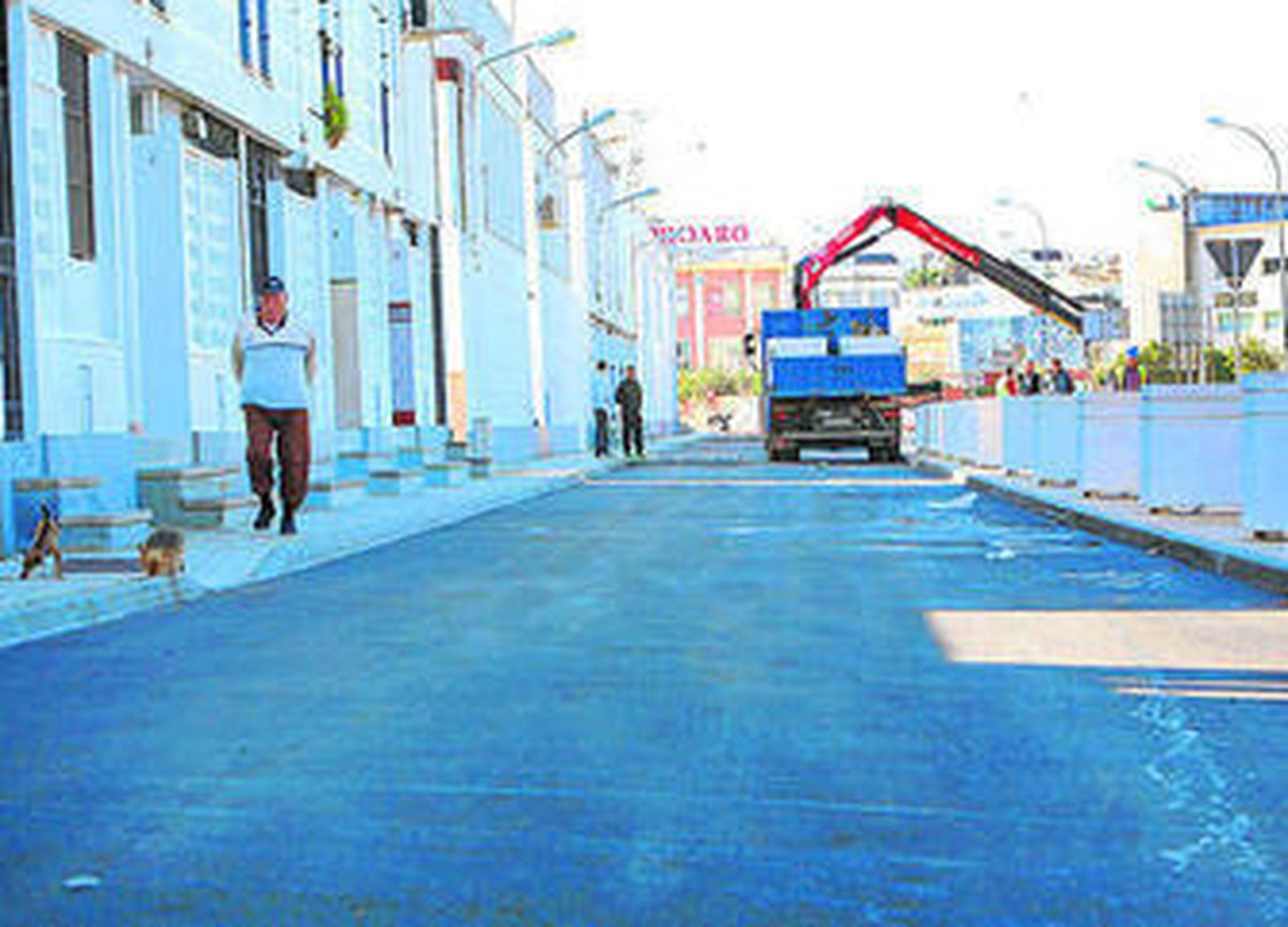 Vista de la calle asfaltada en la barriada de Las Salinas.