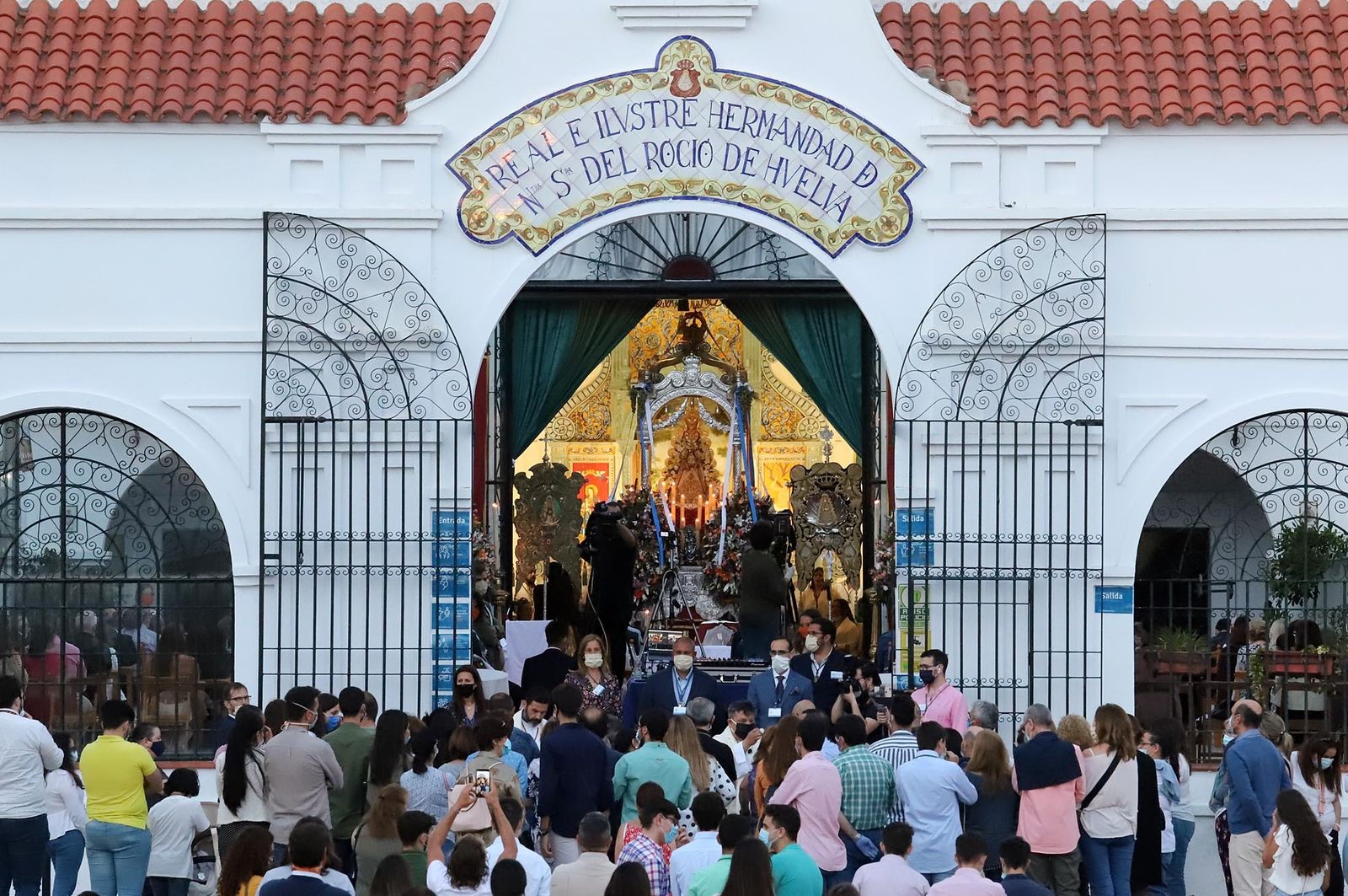 Cientos de onubenses se agolpan en el exterior de la Casa Hermandad de Huelva para fotografiar la misa.