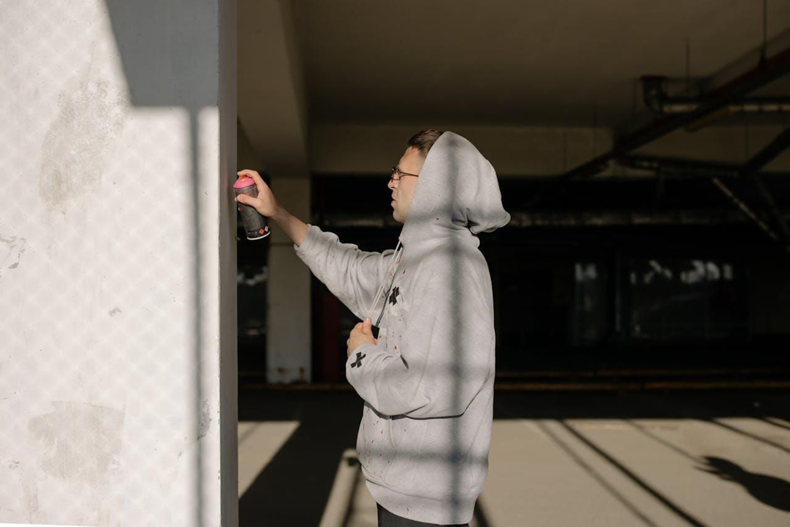 Con espray de grafiti o a mano, con pincel y brochas: tú decides cómo quieres aportar, durante una hora, al mural colectivo.