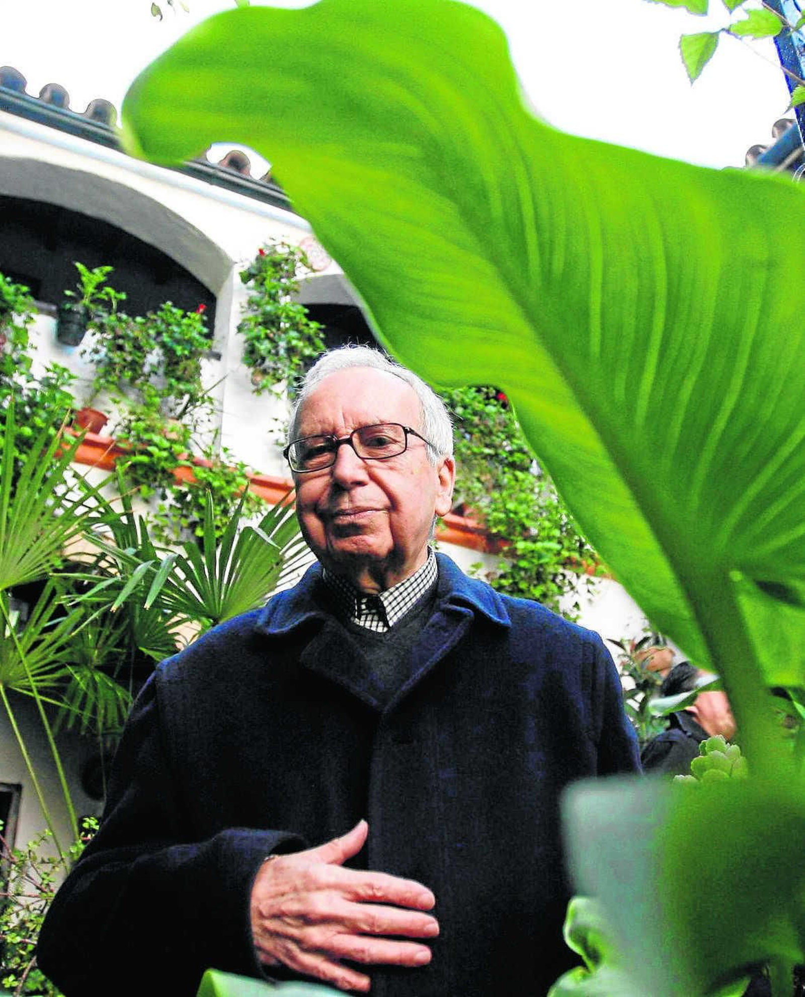 Pablo García Baena fotografiado en 2010 en el patio de la cordobesa calle Parras donde nació.