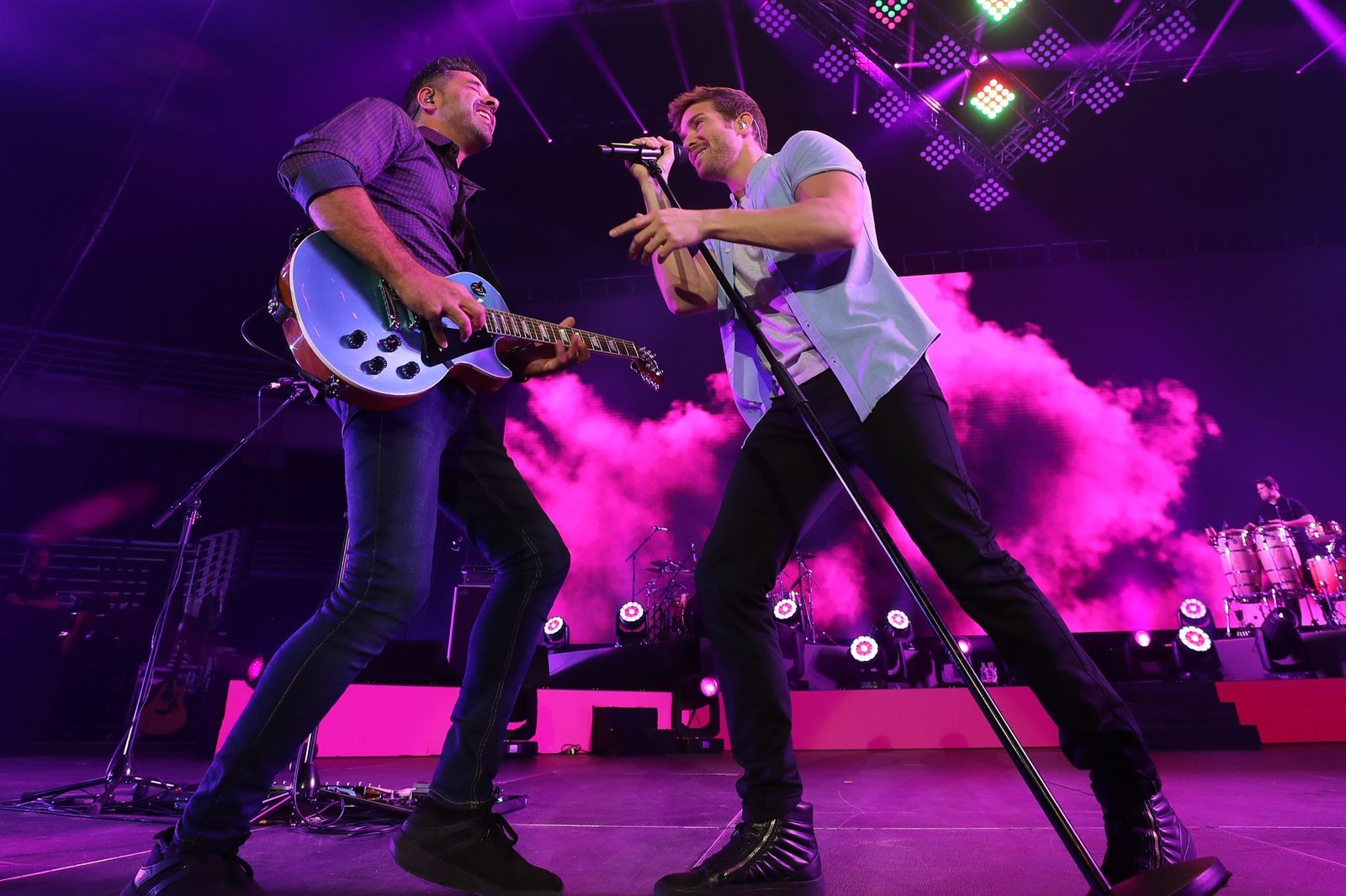 Alborán y un guitarrista, durante su actuación en Chile el pasado abril.