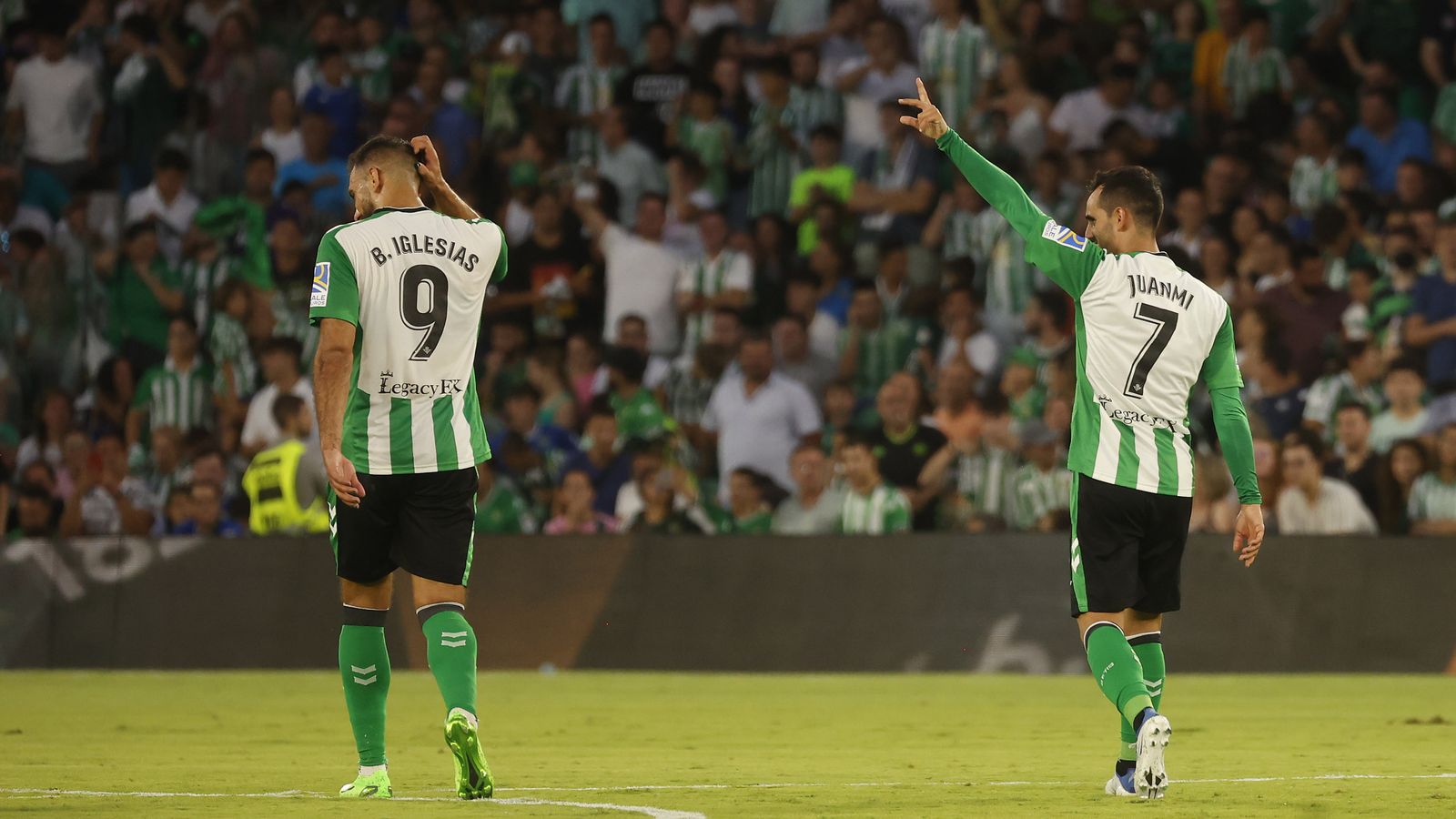Juanmi celebra su gol junto a Borja Iglesias.