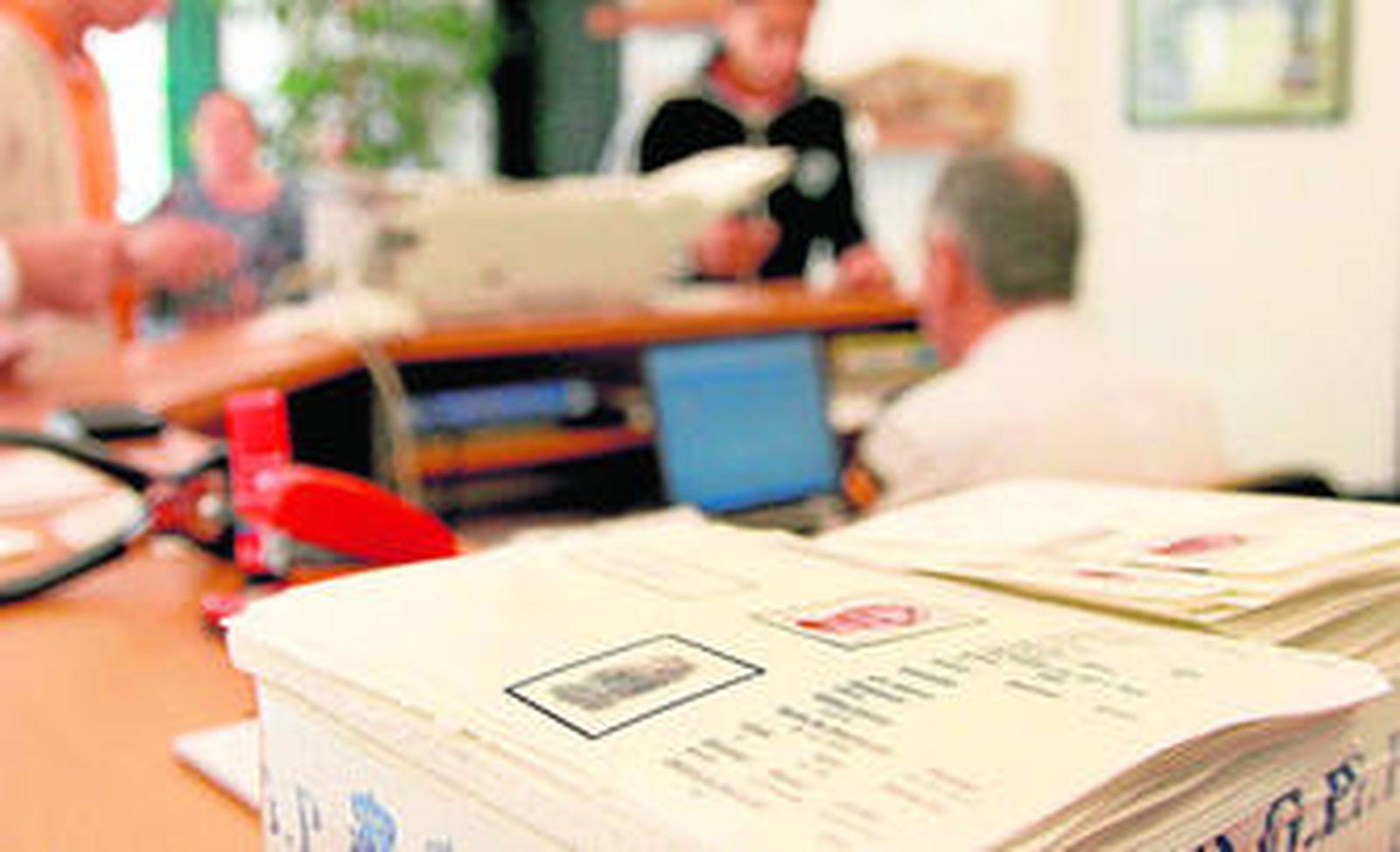 Un equipo móvil del DNI tramita las solicitudes de varias personas, en imagen de archivo.