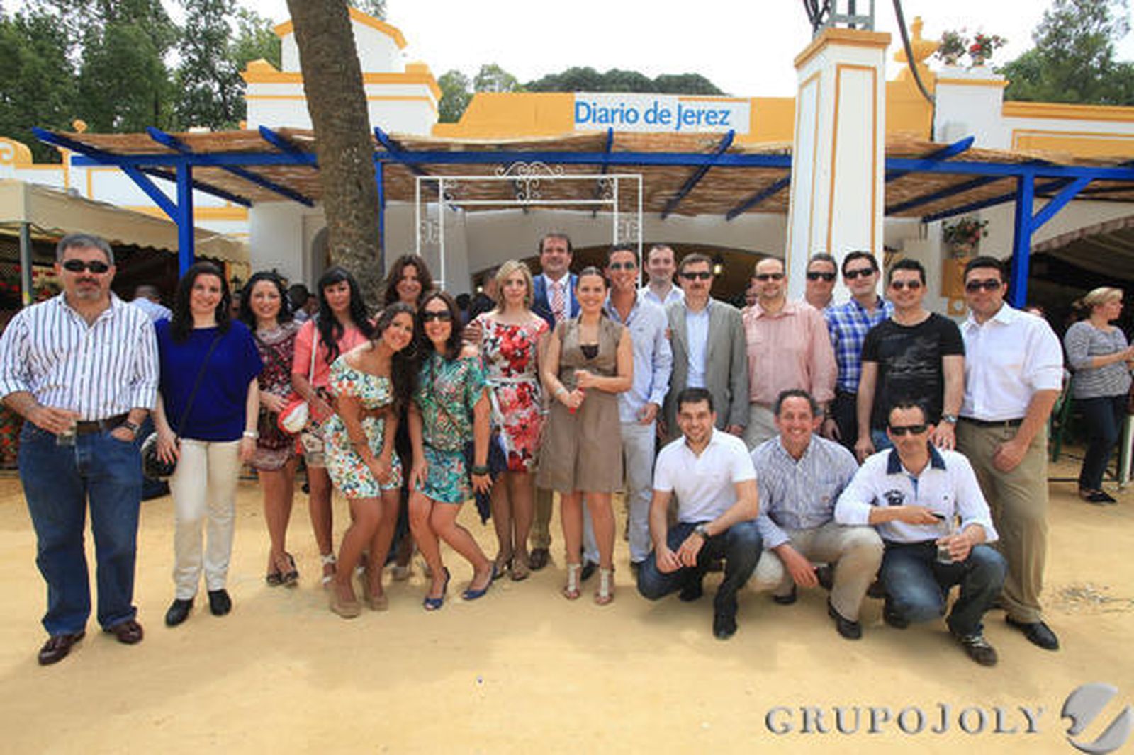 Empleados de Vodafone Empresa Jerez posan en la caseta.

Foto: Vanesa Lobo