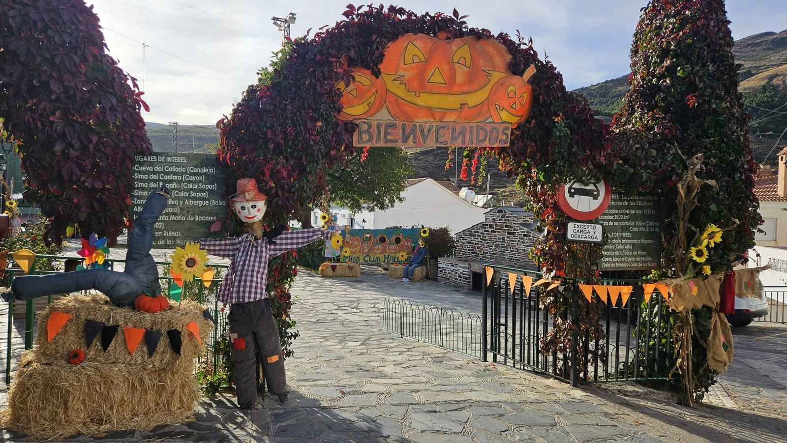 Los 40 vecinos de paja, trapo y cartón de Bacares, en fotos