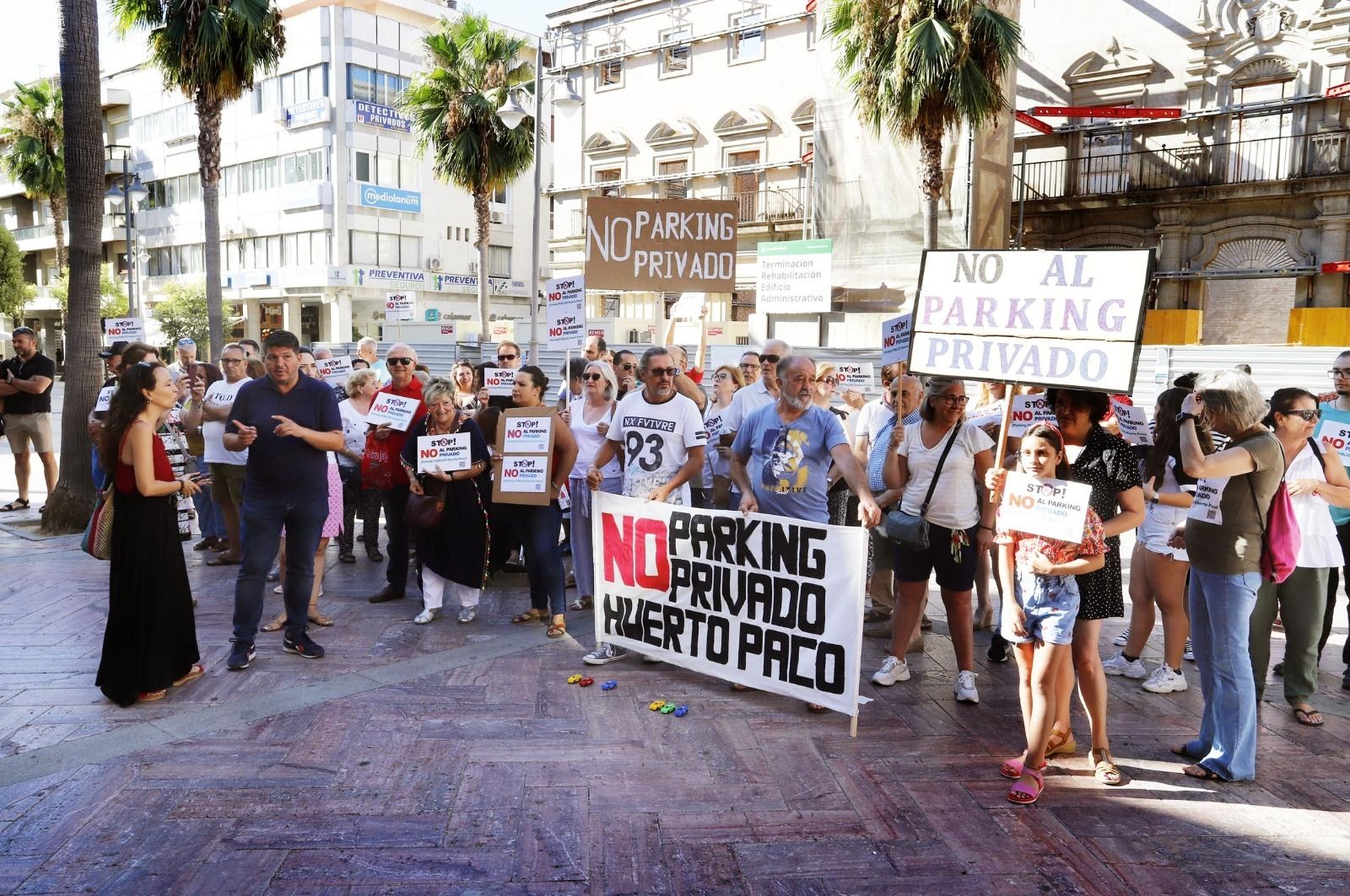 Concentración de los vecinos de Huerto Paco a las puertas del Ayuntamiento de Huelva.