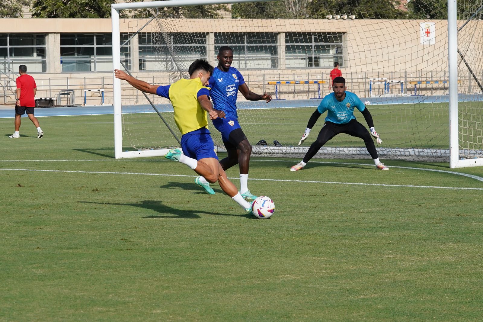 Arnau Puigmal en plena ejecución de un disparo durante la sesión de entrenamiento de este martes.