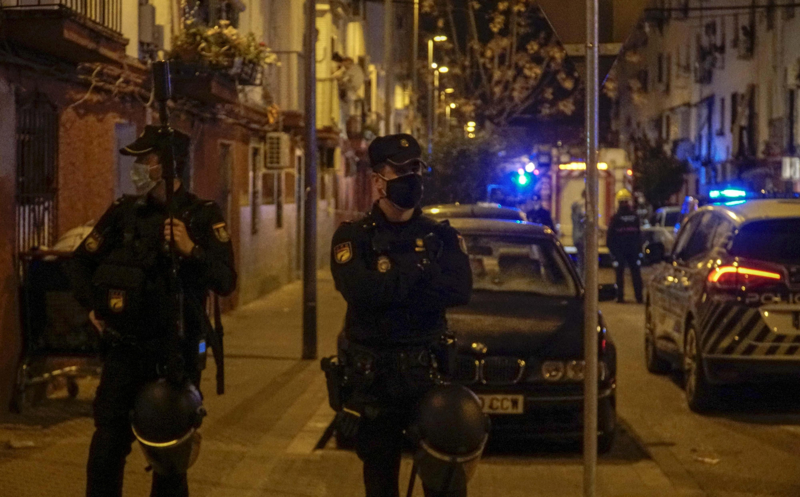 Policías nacionales desplegados en la calle Gavilán, esta tarde.