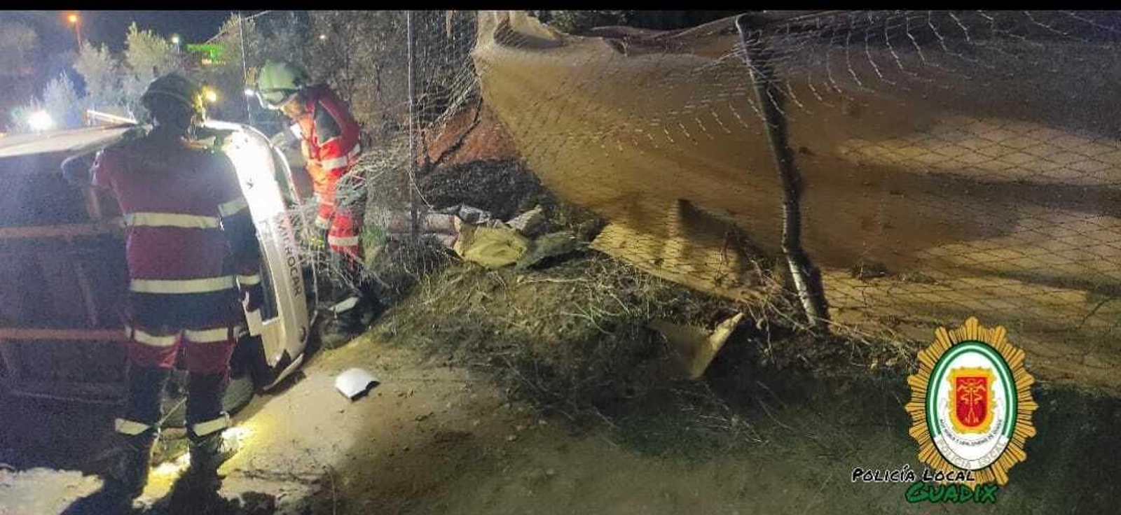 Bomberos y Policía Local auxiliaron en el accidente.
