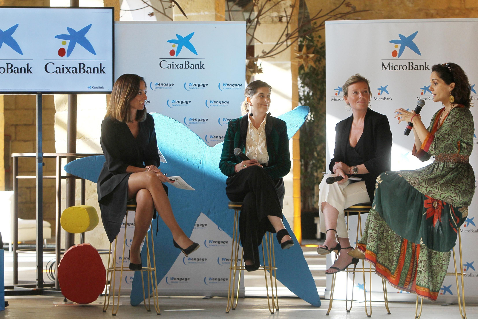 Las tres empresarias Almudena Plaza, Begoña Romero y Leticia Domínguez, durante el coloquio conducido por Rocío Pizarro en González Byass.