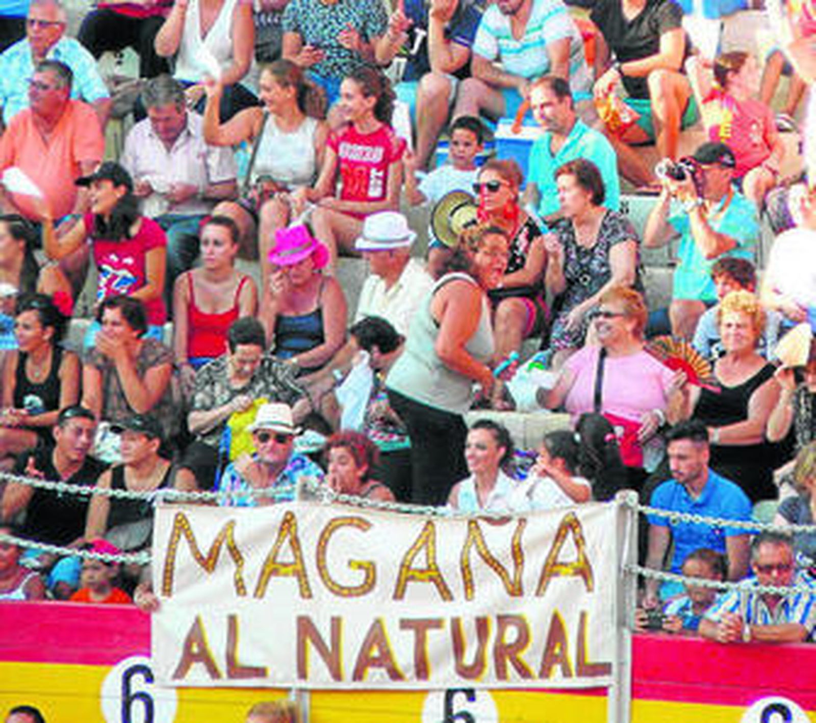 Aficionados y familiares del novillero almeriense José Magaña también acudieron con pancarta.