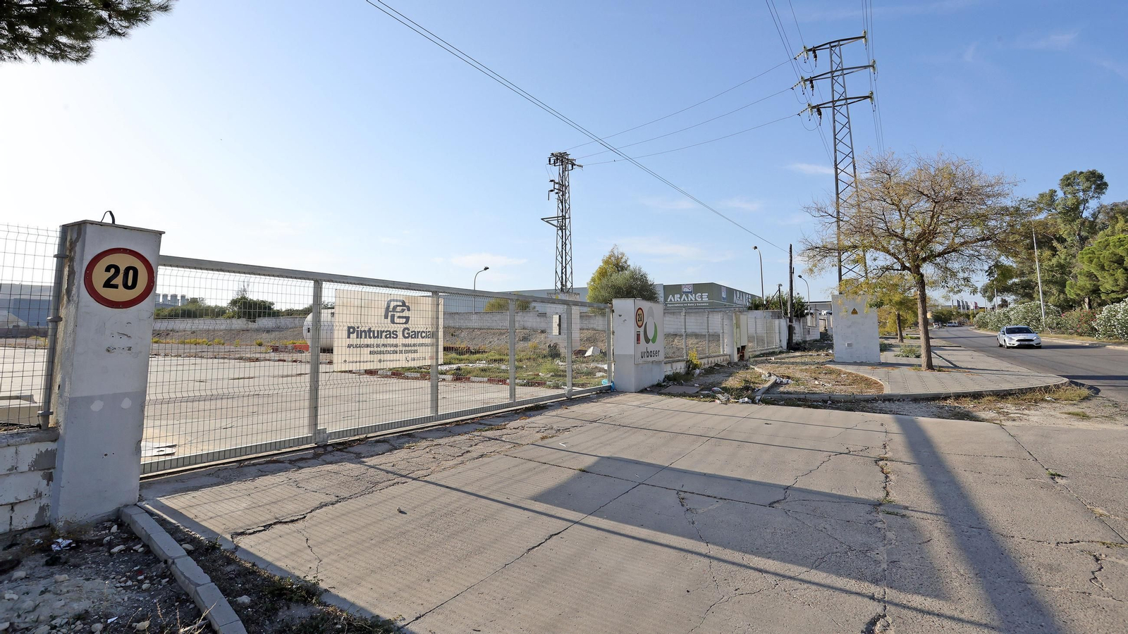 Exterior de la parcela que será urbanizada para albergar la nueva cochera de los autobuses urbanos. Exterior de la parcela que será urbanizada para albergar la nueva cochera de los autobuses urbanos.
