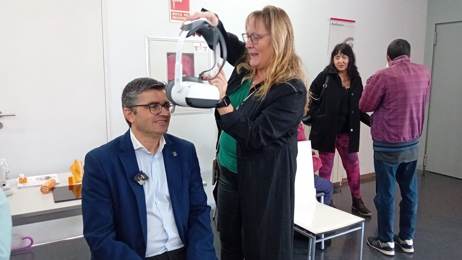 El delegado territorial de Empleo, Javier Martín Cañizares, prueba el simulador de realidad virtual en las oficinas del SAE