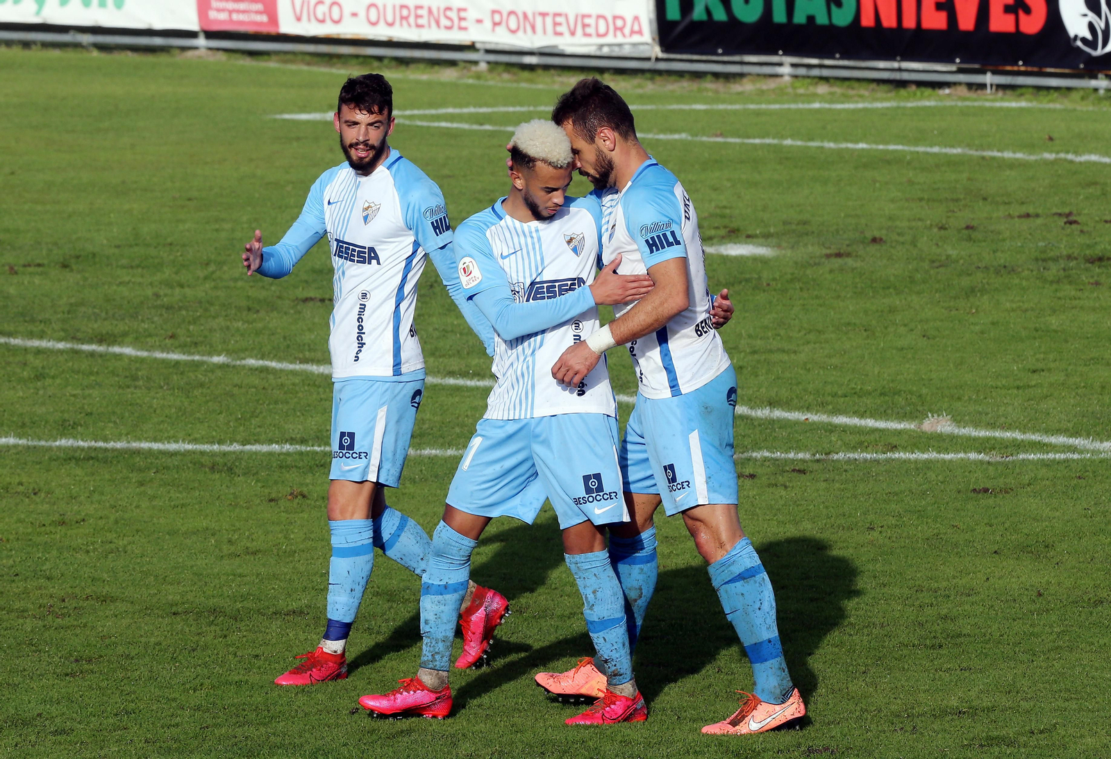 Hicham felicita a Orlando Sá en su gol ante el Coruxo.