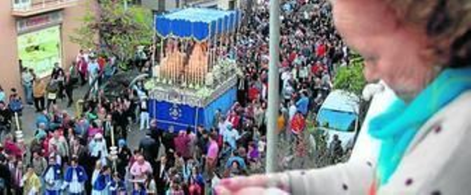 1. El paso de palio de Nuestra Señora de los Dolores atravesando Cristóbal Colón en su camino hacia su homónima plaza. 2. La Reina de las Colonias fue recibida con una petalada en el momento de salir de la casa de hermandad. 3. Una representación de la Hermandad de Emigrantes se incluyó en el cortejo.