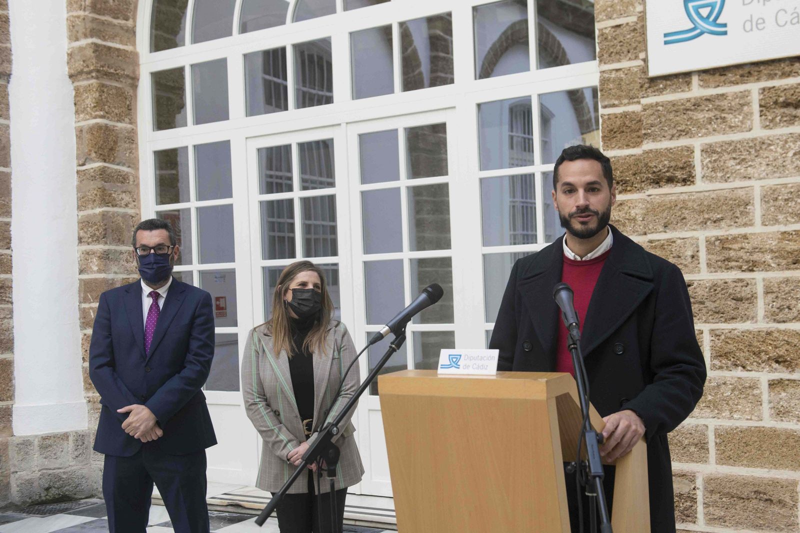 Mario Fernández, durante su dimisión, arropado por Juan franco e Irene García.