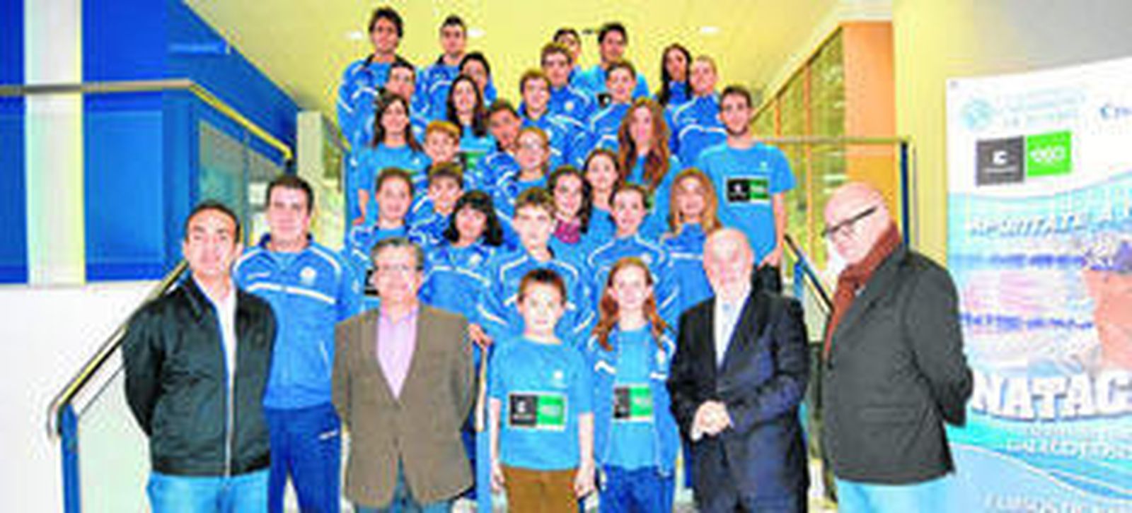 Los miembros del equipo de natación junto a Santiago Alfonso, el rector Pedro Molina, el vicerrector de Deportes, José Guerrero, y Pablo Martínez de la Unidad de Deportes.