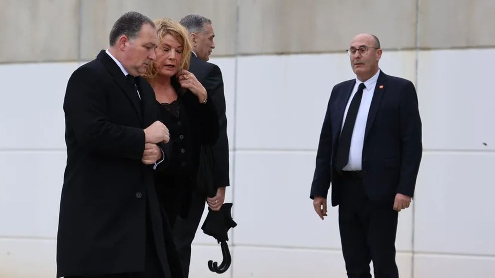 El presidente de la Diputación, David Toscano y la alcaldesa de Huelva, Pilar Miranda, llegando al pabellón.