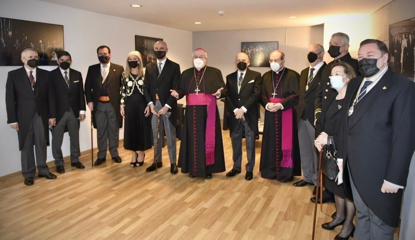 El pregonero, Julio Cuesta junto al alcalde de Sevilla y miembros de la Iglesia antes del pregón