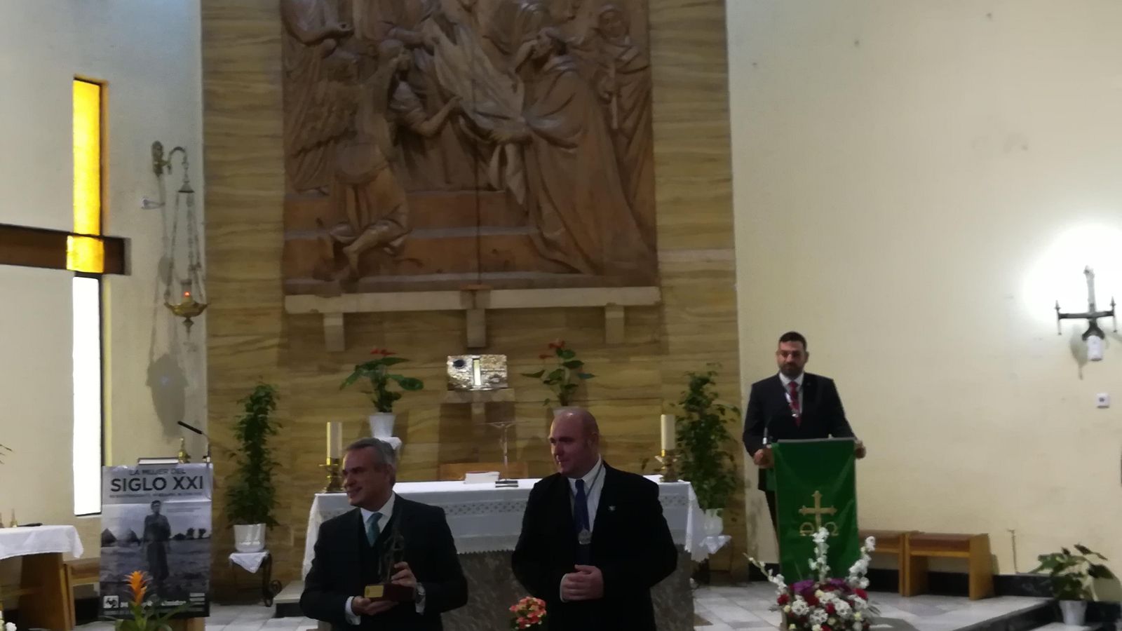 El Hermano Mayor entregó un detalle al pregonero tras su exaltación.